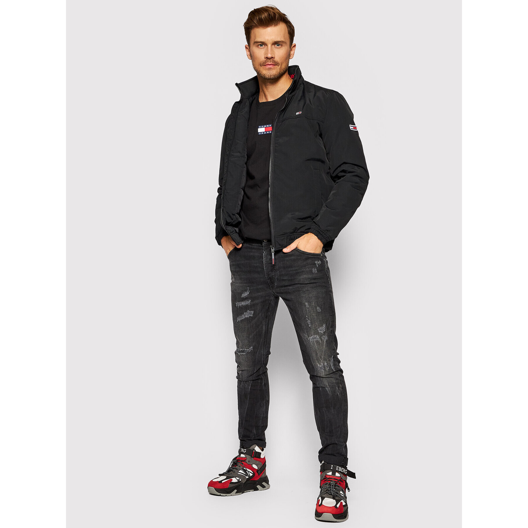 Tommy Jeans Тишърт Tommy Badge DM0DM10925 Черен Regular Fit - Pepit.bg