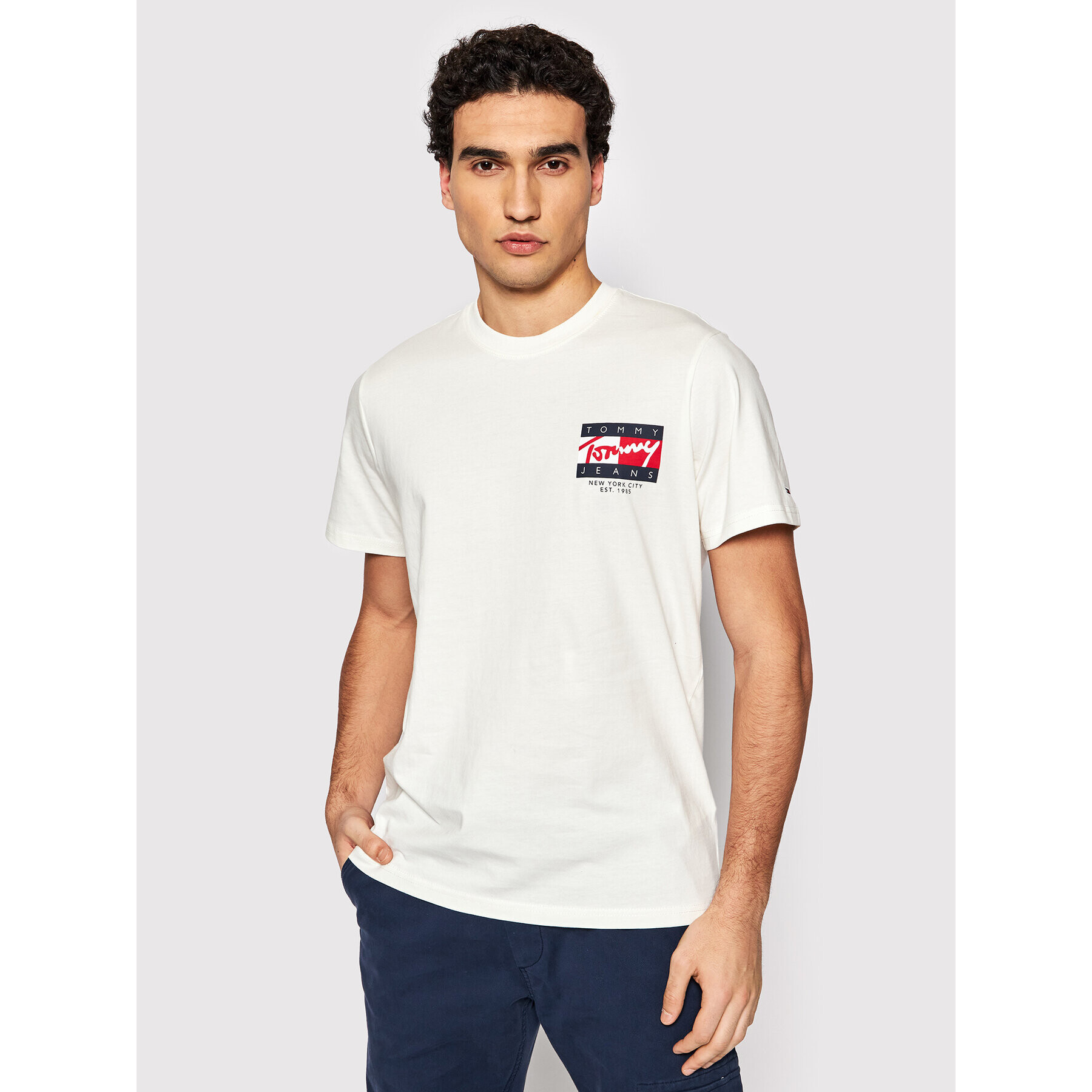 Tommy Jeans Тишърт Vintage Flag Signature DM0DM12416 Бял Regular Fit - Pepit.bg