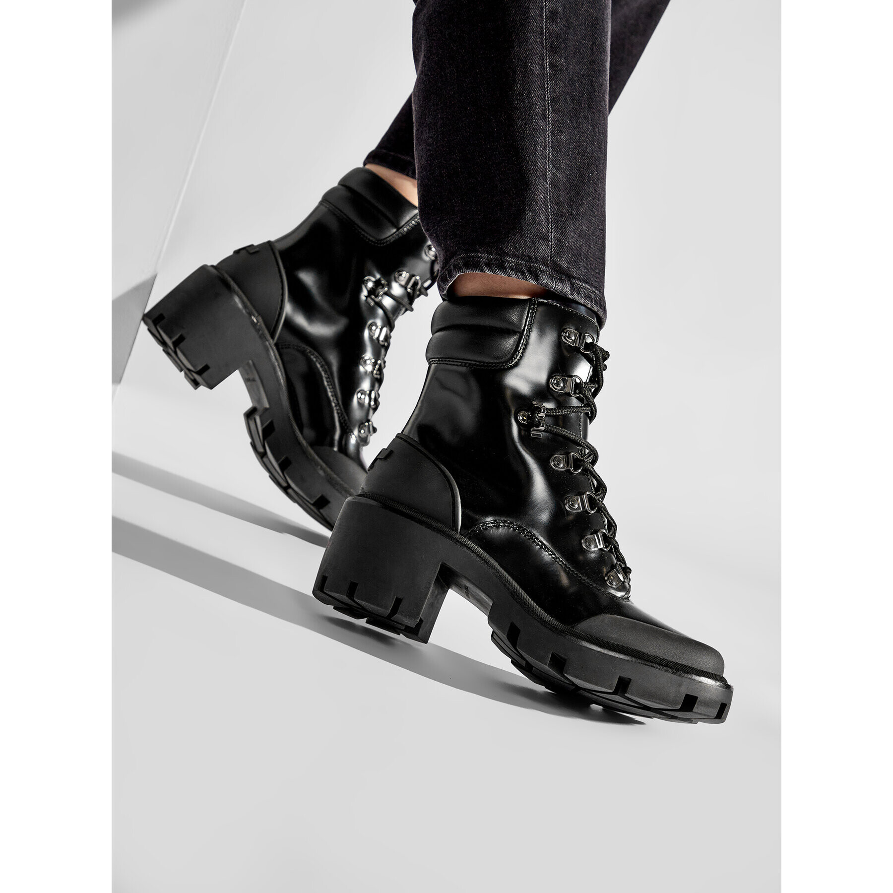 Tory Burch Боти Lug Sole Hiker Ankle Boot 85304 Черен - Pepit.bg