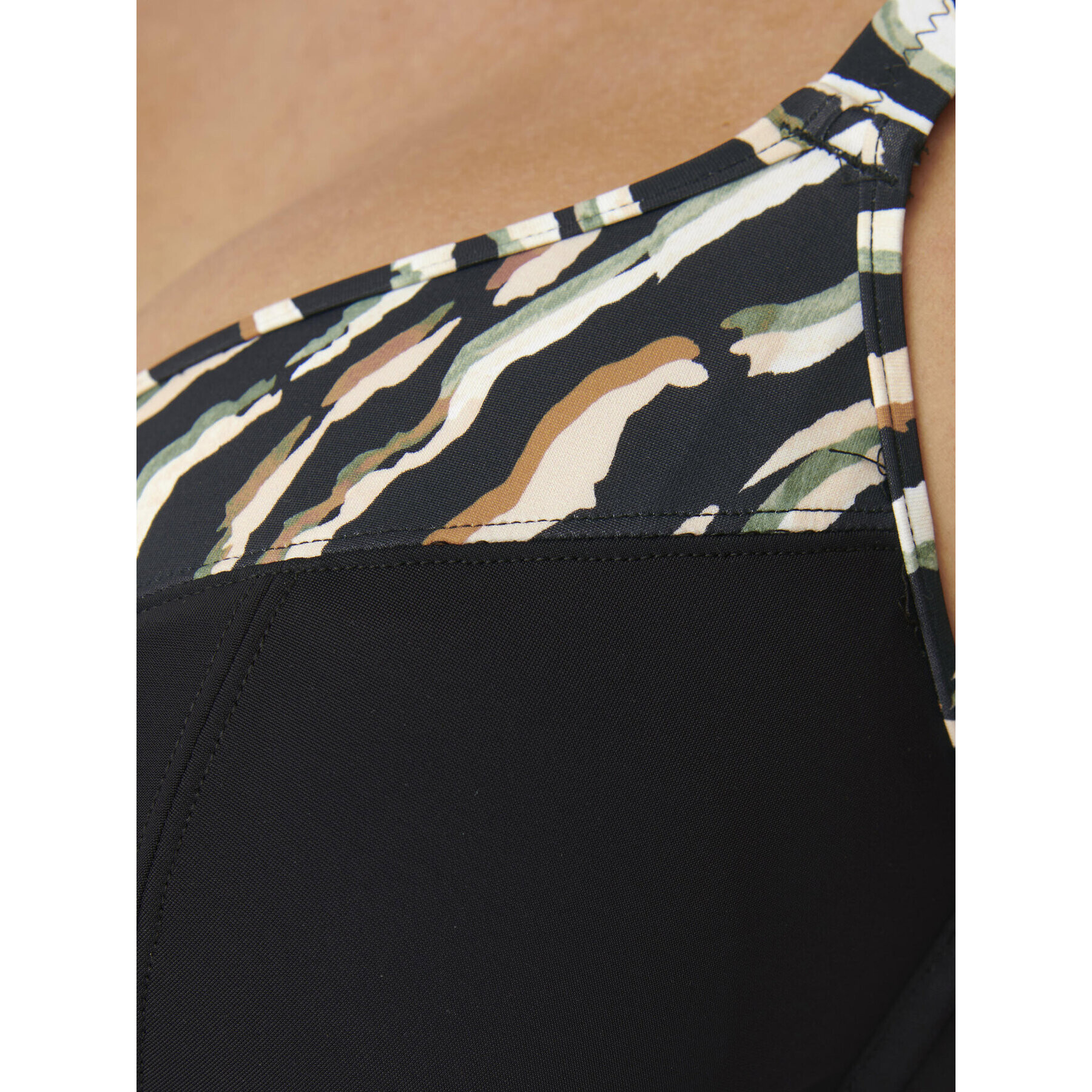 Triumph Горнище на бански Charm Elegance 2.0 10207886 Черен - Pepit.bg