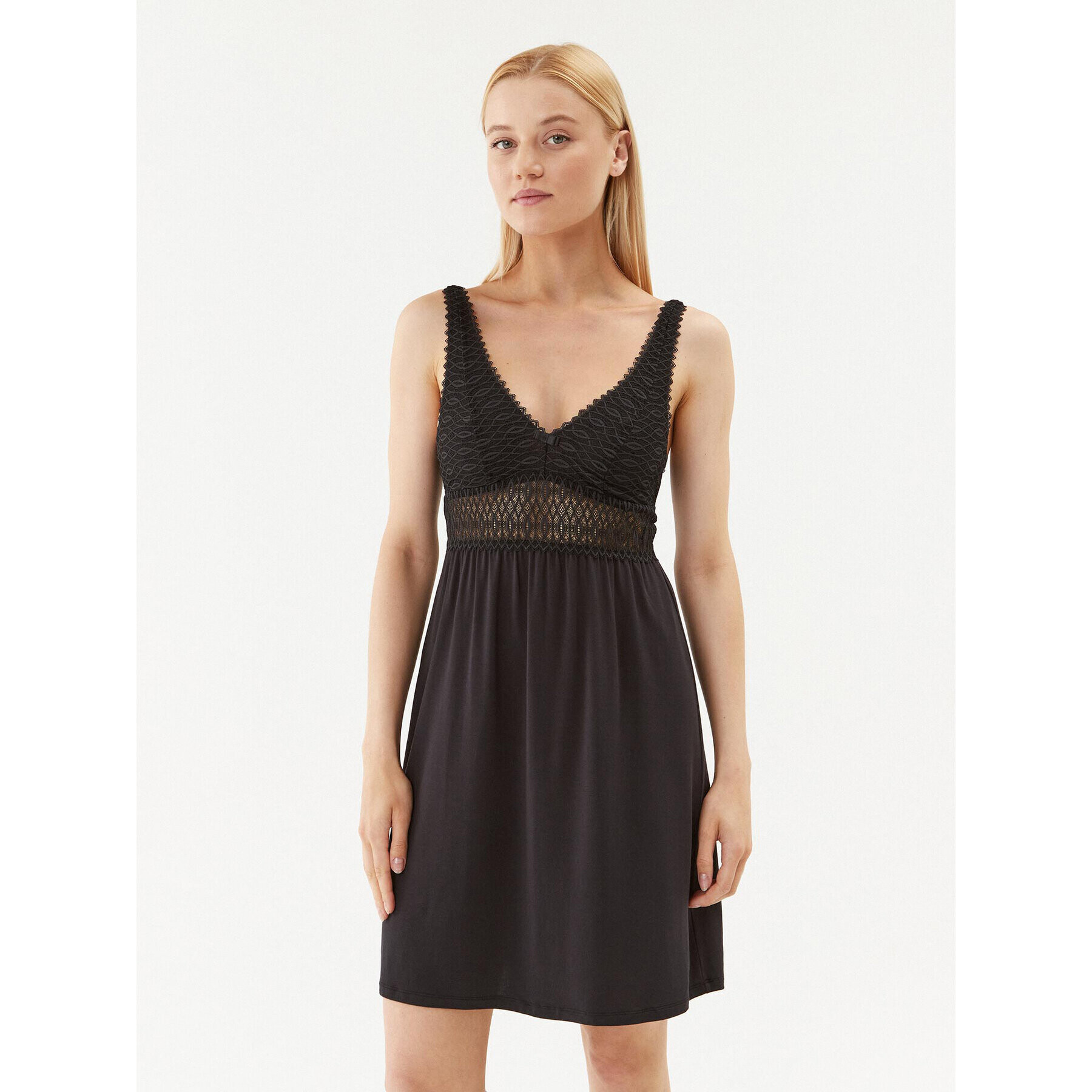 Triumph Нощница Aura Spotlight 10216543 Черен Regular Fit - Pepit.bg