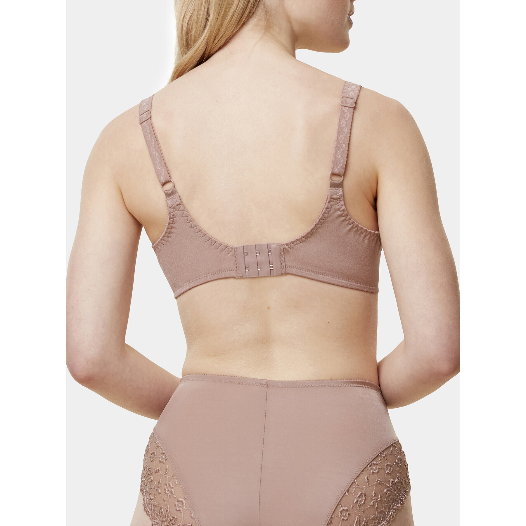 Triumph Сутиен с банели Ladyform Soft W X 10166306 Бежов - Pepit.bg