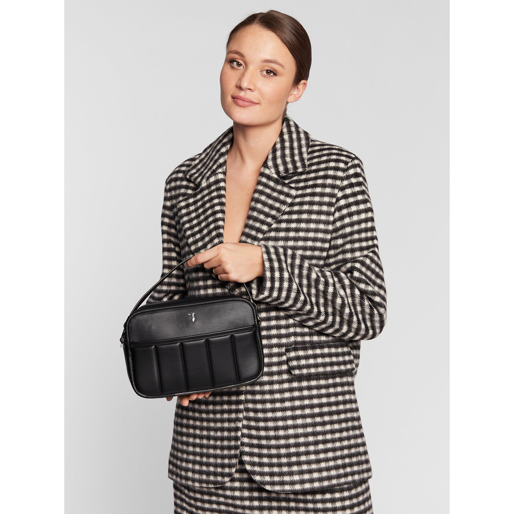 Trussardi Дамска чанта Dune Camera Bag 75B01376 Черен - Pepit.bg