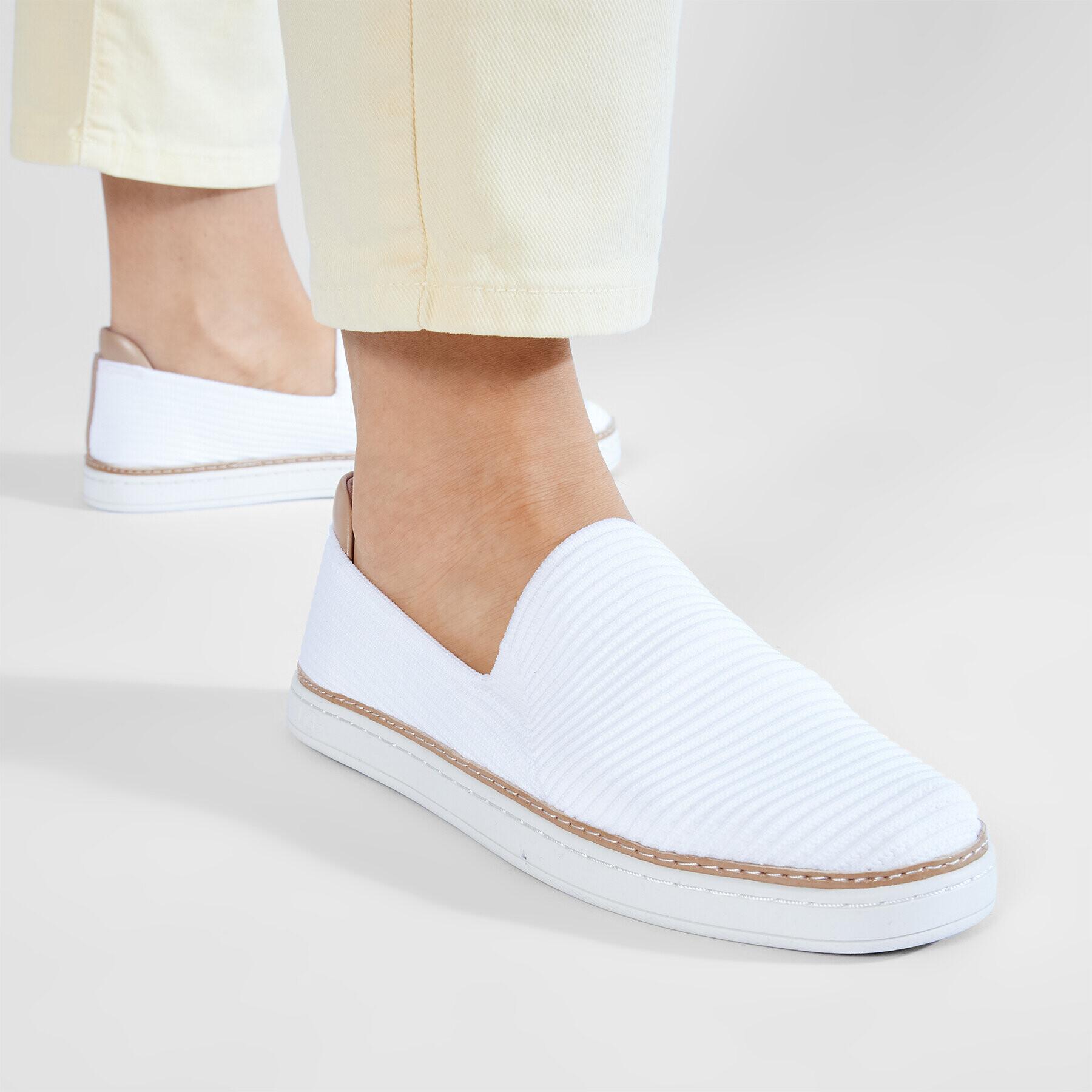 Ugg Гуменки W Sammy 1112259 Бял - Pepit.bg