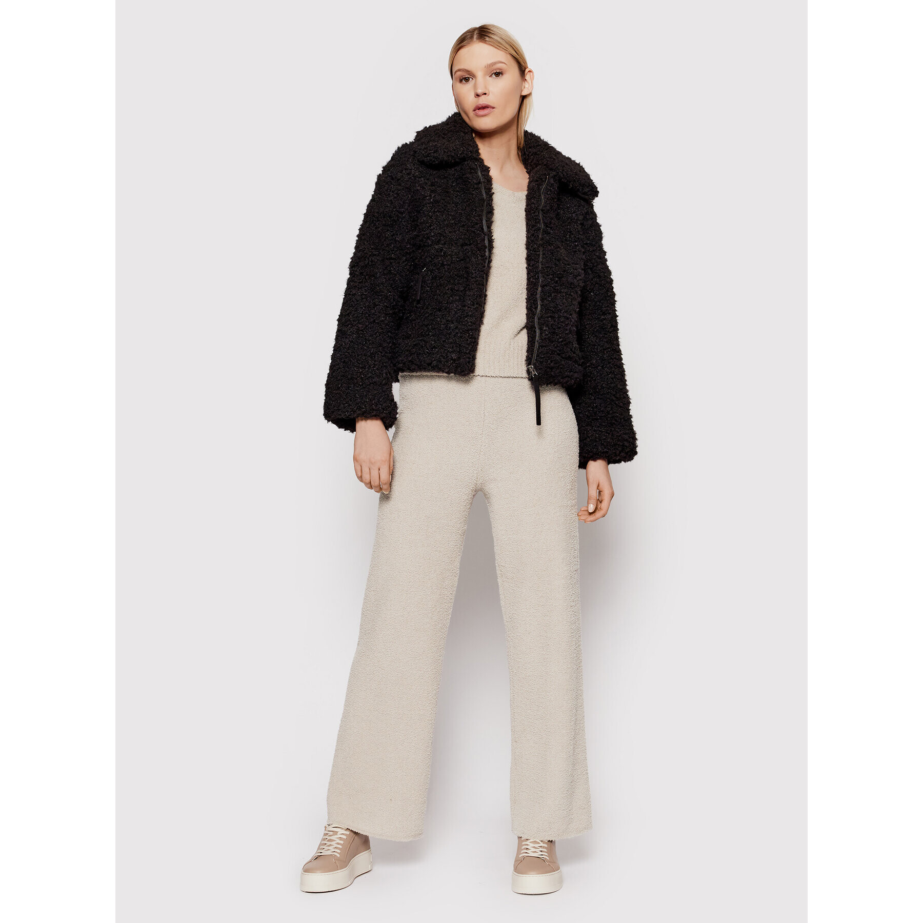 Ugg Кожух Maeve 1120636 Черен Regular Fit - Pepit.bg