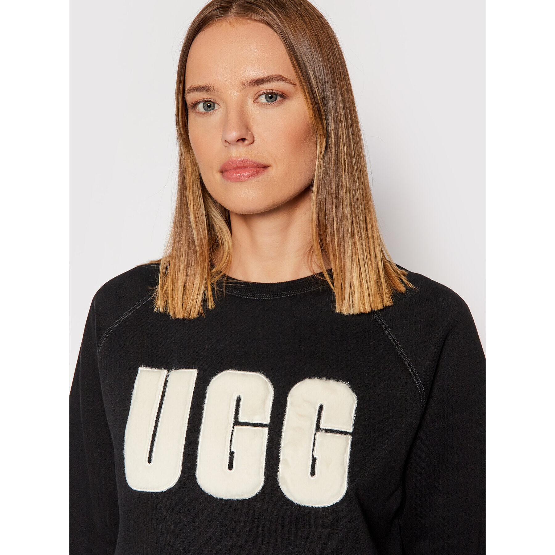 Ugg Суитшърт Madeline Fuzzy Logo 1123718 Черен Regular Fit - Pepit.bg