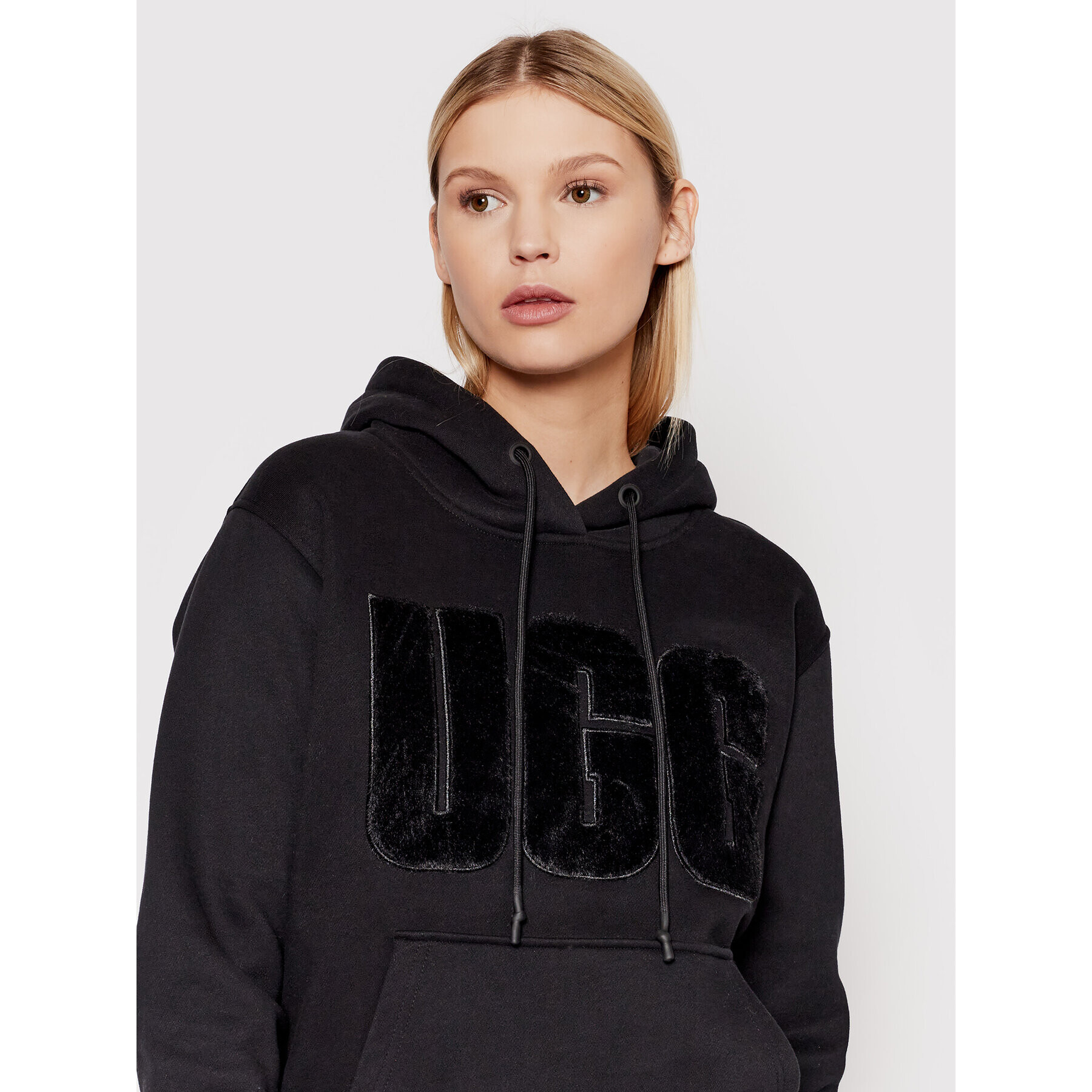 Ugg Суитшърт Rey Fuzzy Logo 1121385 Черен Relaxed Fit - Pepit.bg