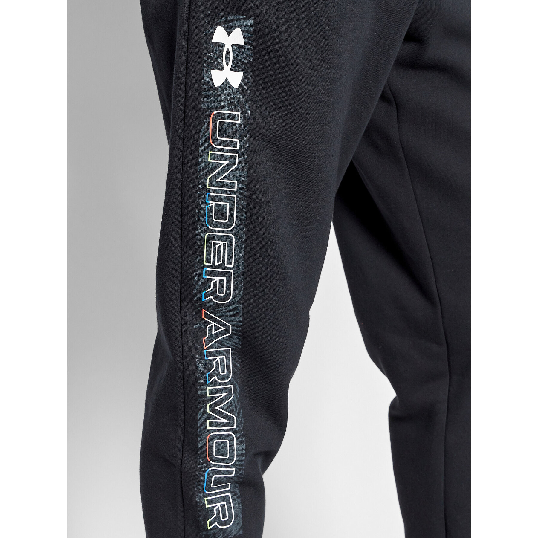 Under Armour Долнище анцуг Ua Rival Fleece Graphic 1370351 Черен Regular Fit - Pepit.bg