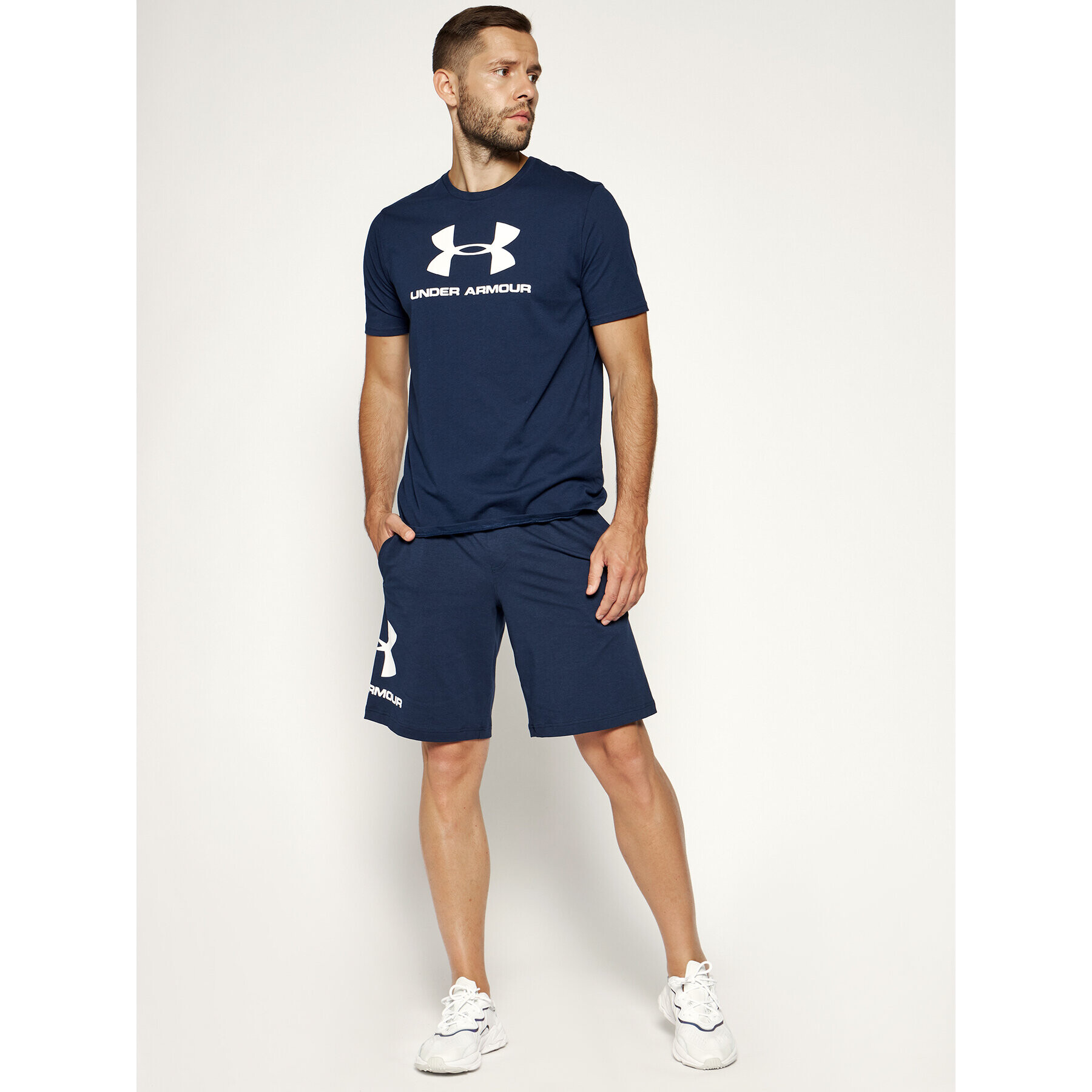 Under Armour Спортни шорти Sportstyle Cotton Graphic 1329300 Тъмносин Regular Fit - Pepit.bg