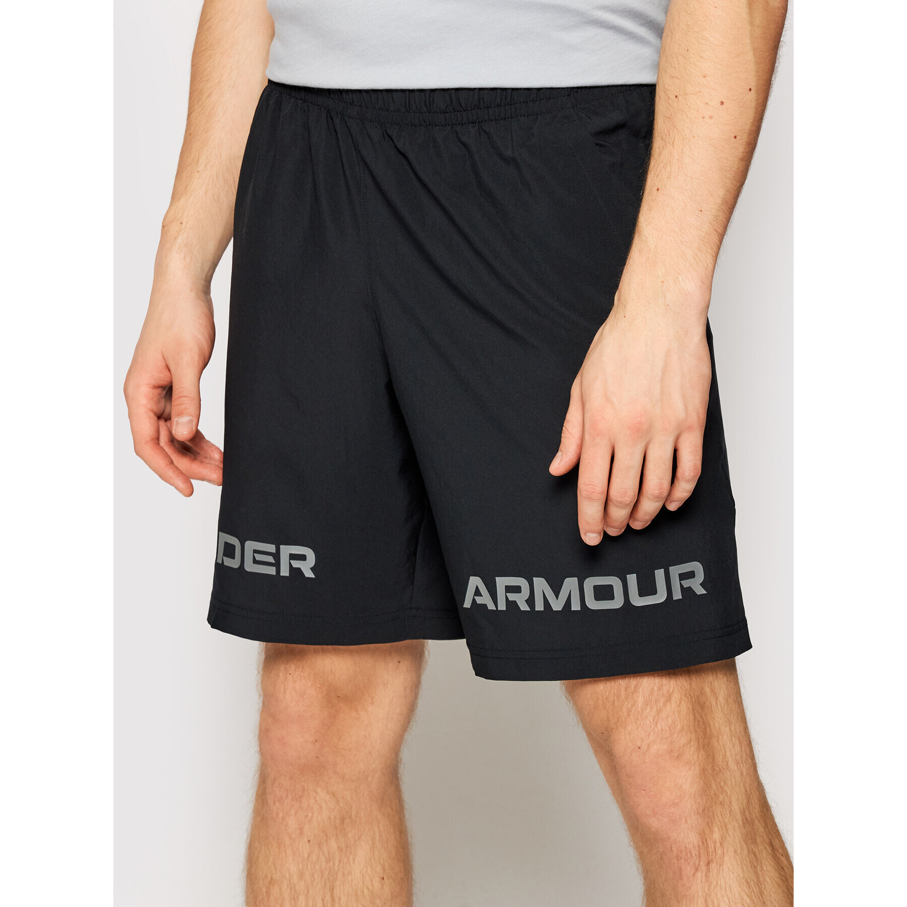 Under Armour Спортни шорти Woven Graphic Wordmark 1361433 Черен Loose Fit - Pepit.bg