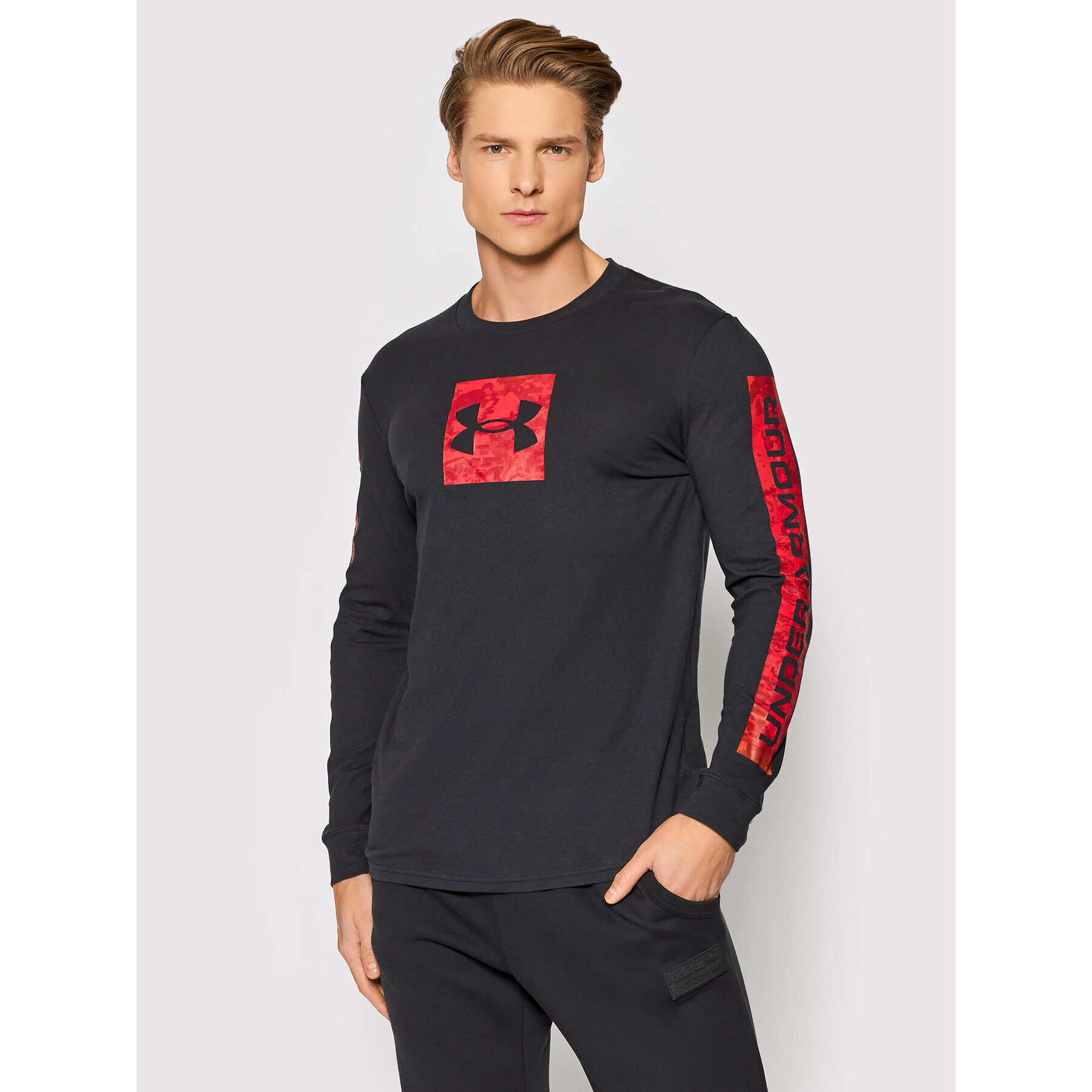 Under Armour Тениска с дълъг ръкав Ua Camo Boxed Sportstyle 1366464 Черен Loose Fit - Pepit.bg