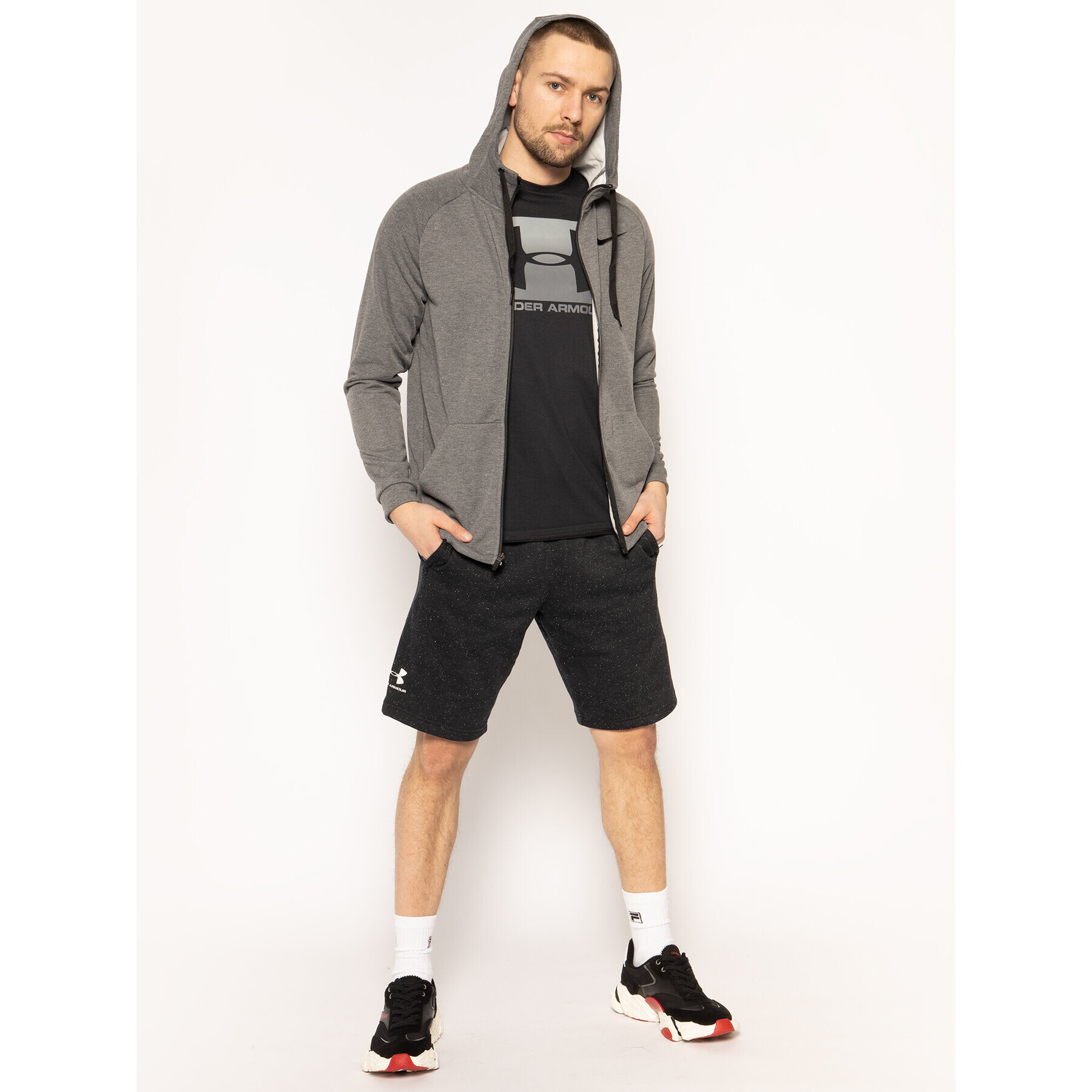 Under Armour Тишърт Ua Boxed Sportstyle 1329581 Черен Loose Fit - Pepit.bg