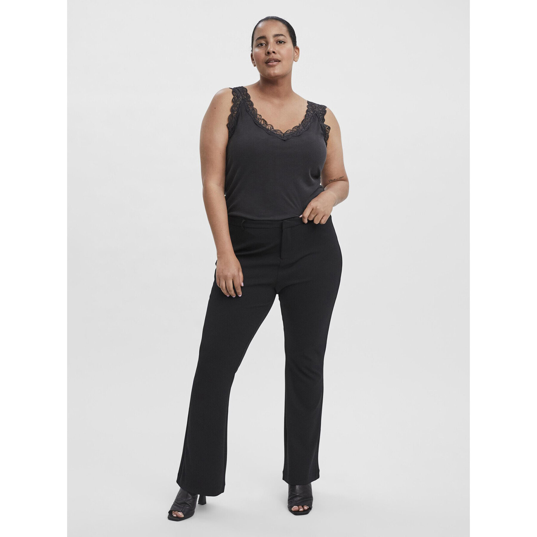 Vero Moda Curve Текстилни панталони 10256477 Черен Regular Fit - Pepit.bg