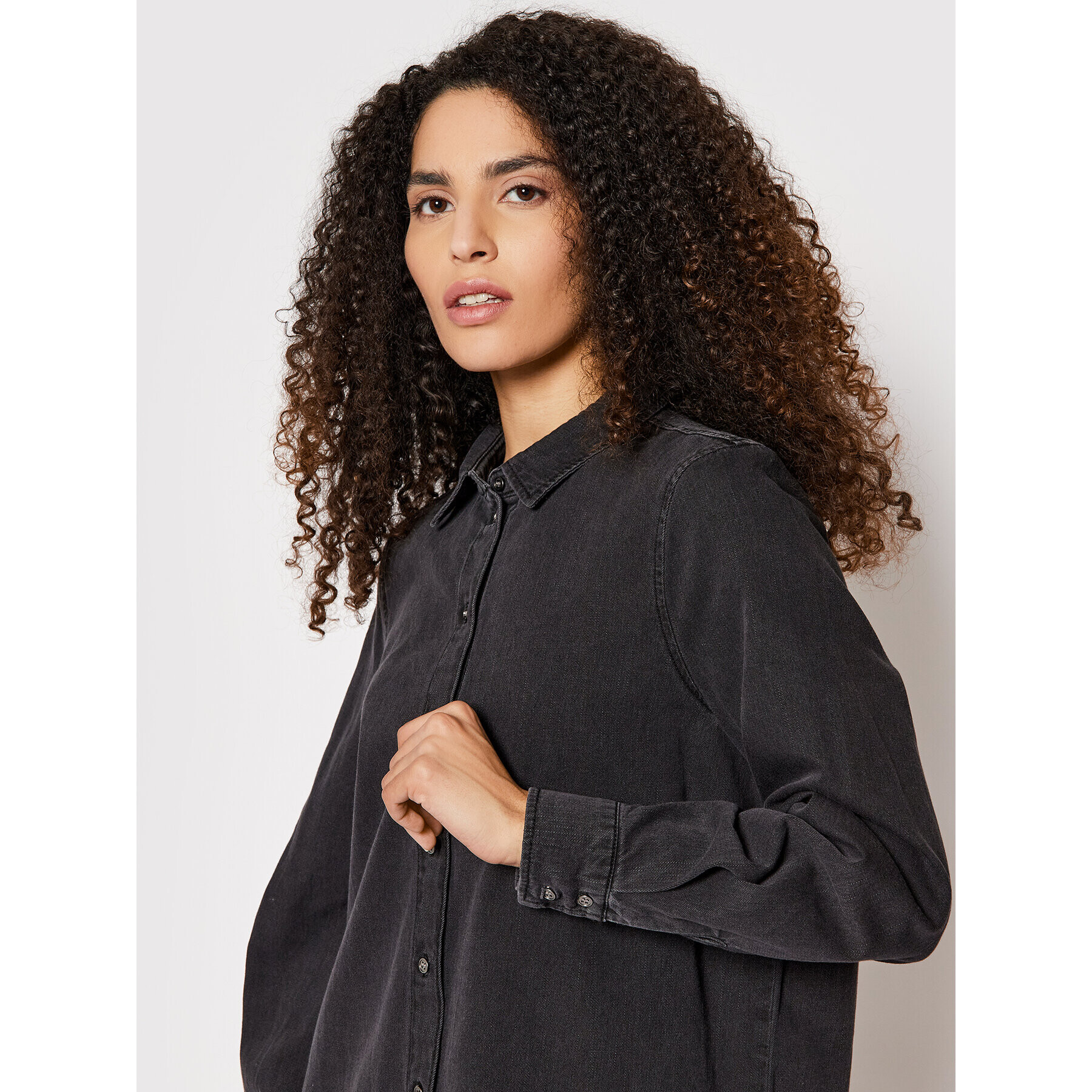 Vero Moda дънкова риза Flora 10258235 Черен Oversize - Pepit.bg