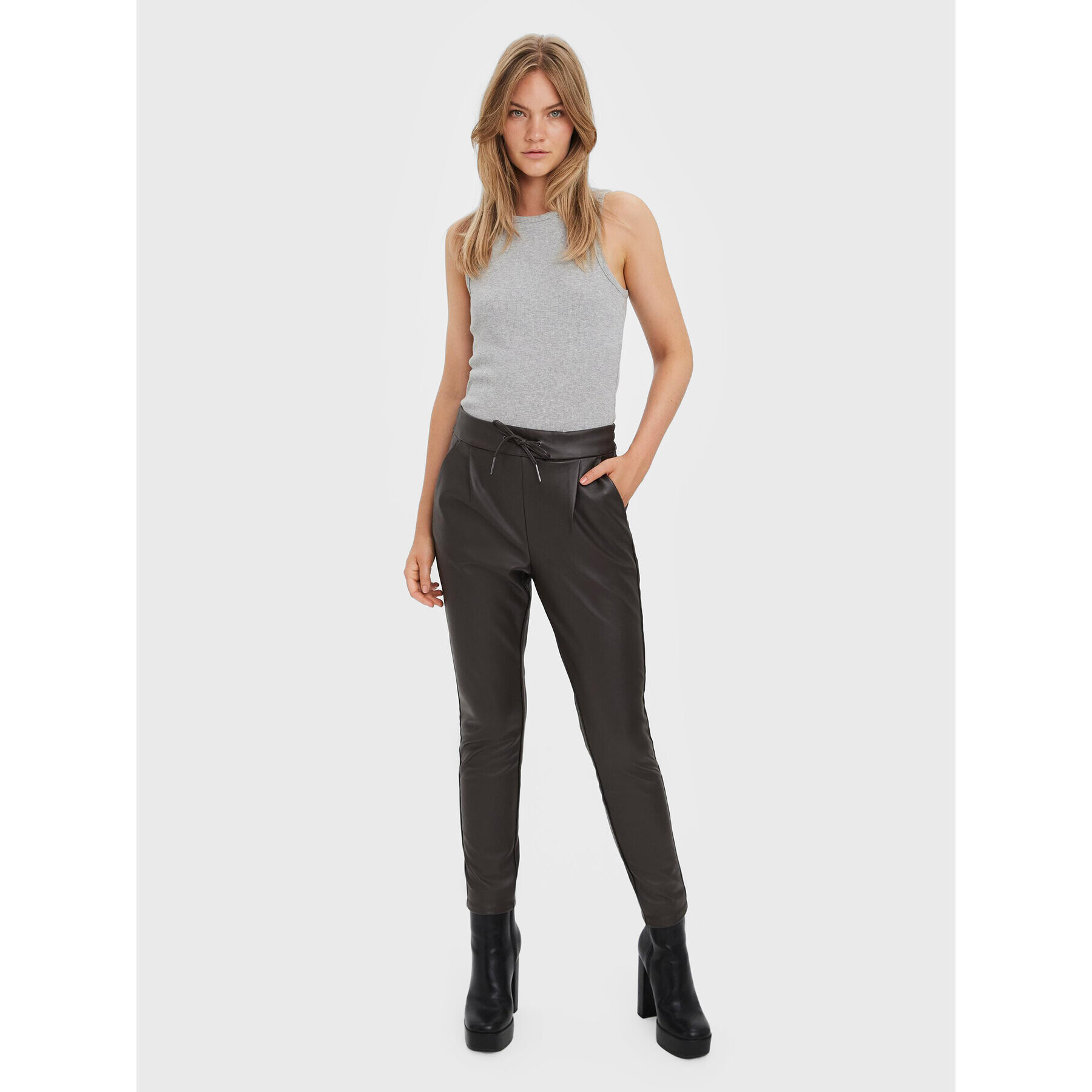 Vero Moda Панталони от имитация на кожа Eva 10205737 Кафяв Relaxed Fit - Pepit.bg