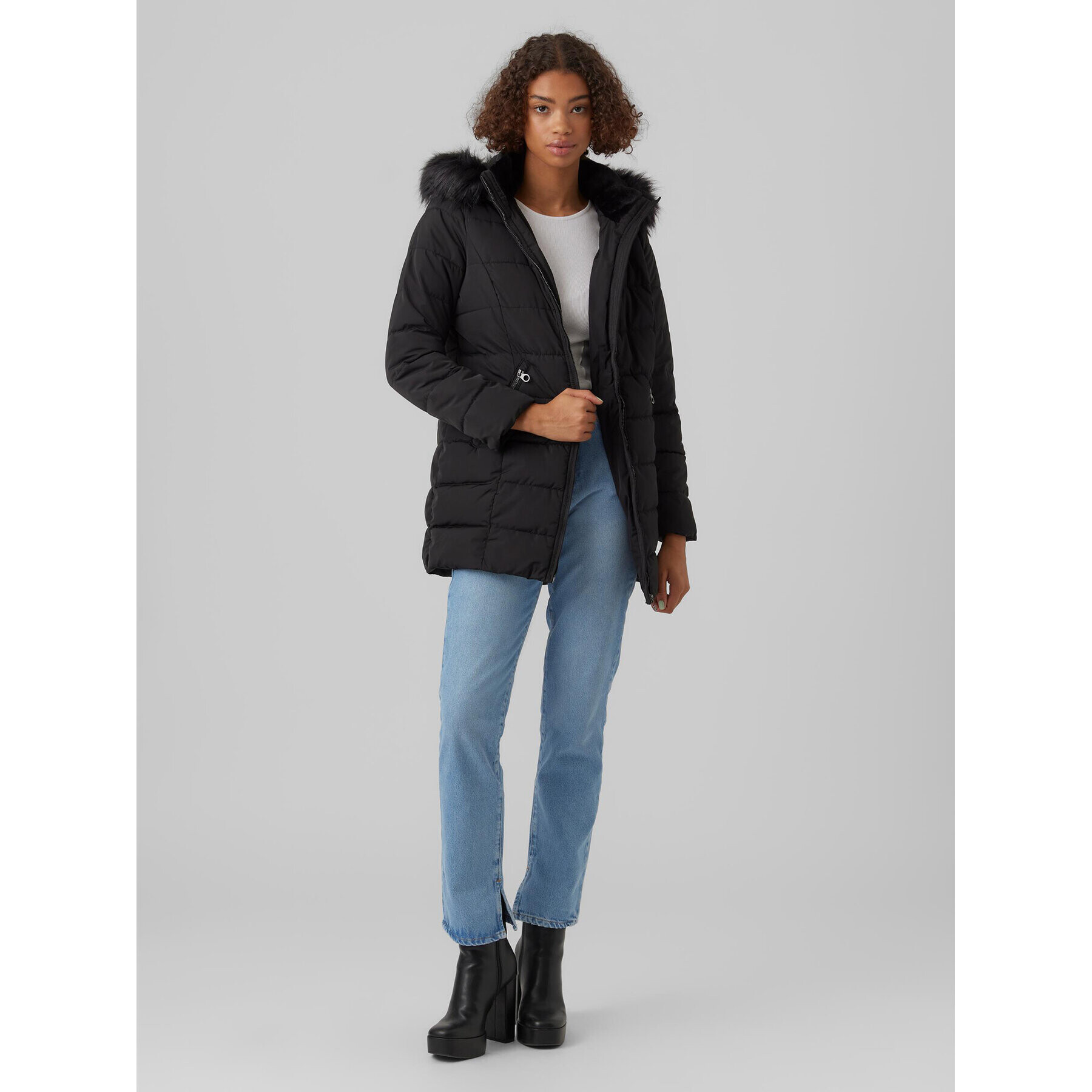 Vero Moda Пухено яке Liv 10266903 Черен Regular Fit - Pepit.bg