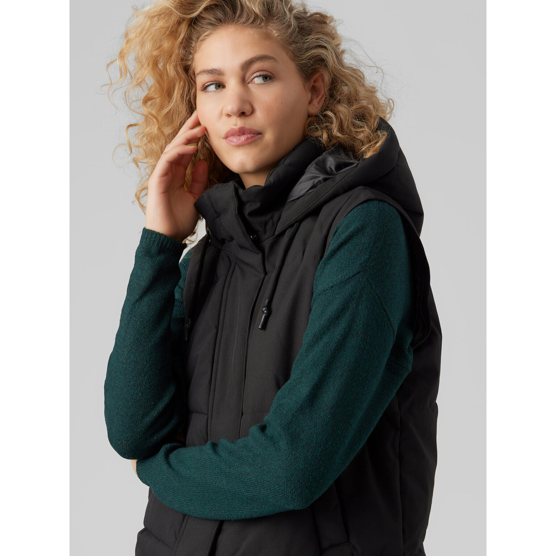 Vero Moda Пухено яке Margaret 10270066 Черен Regular Fit - Pepit.bg