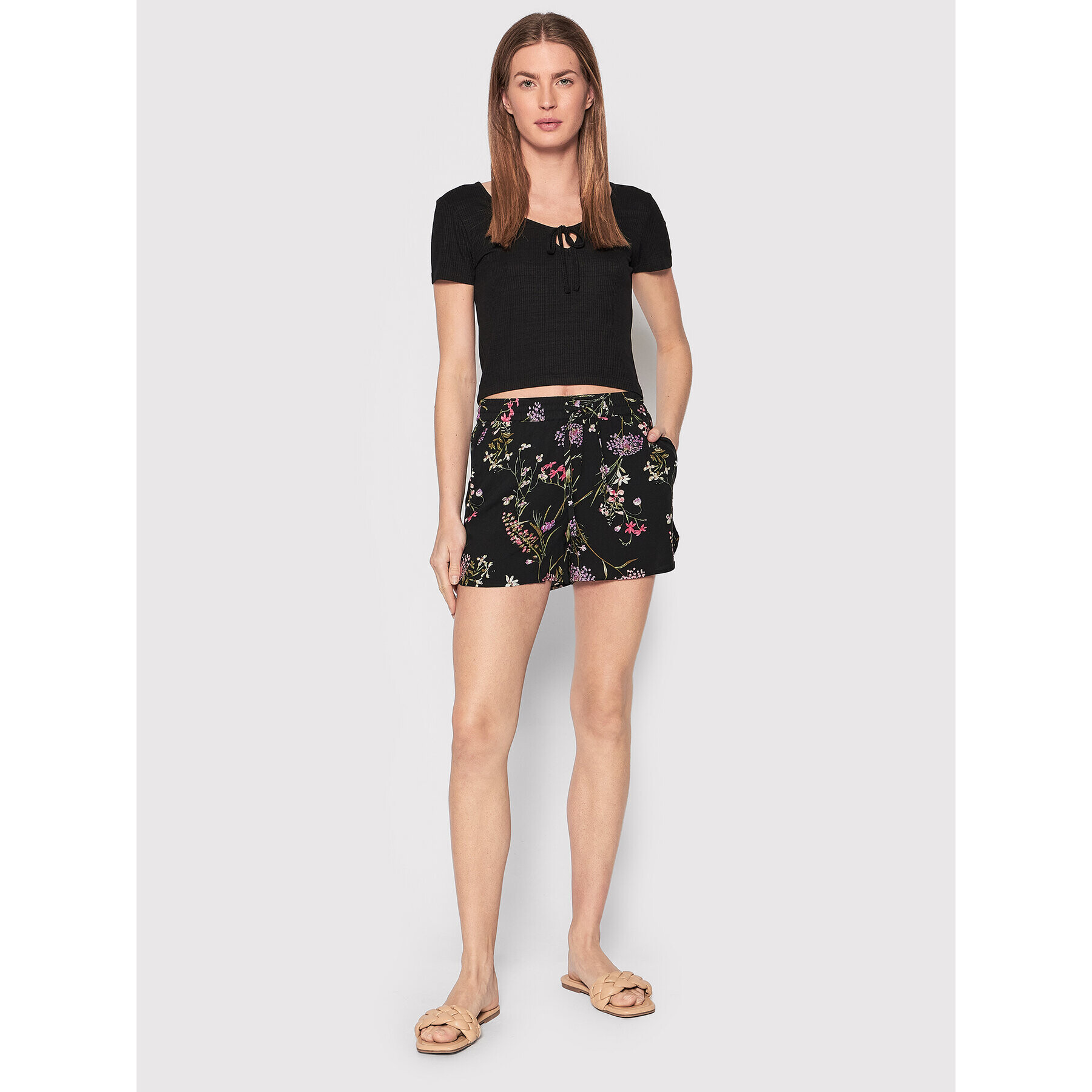 Vero Moda Шорти от плат Easy 10245159 Черен Relaxed Fit - Pepit.bg