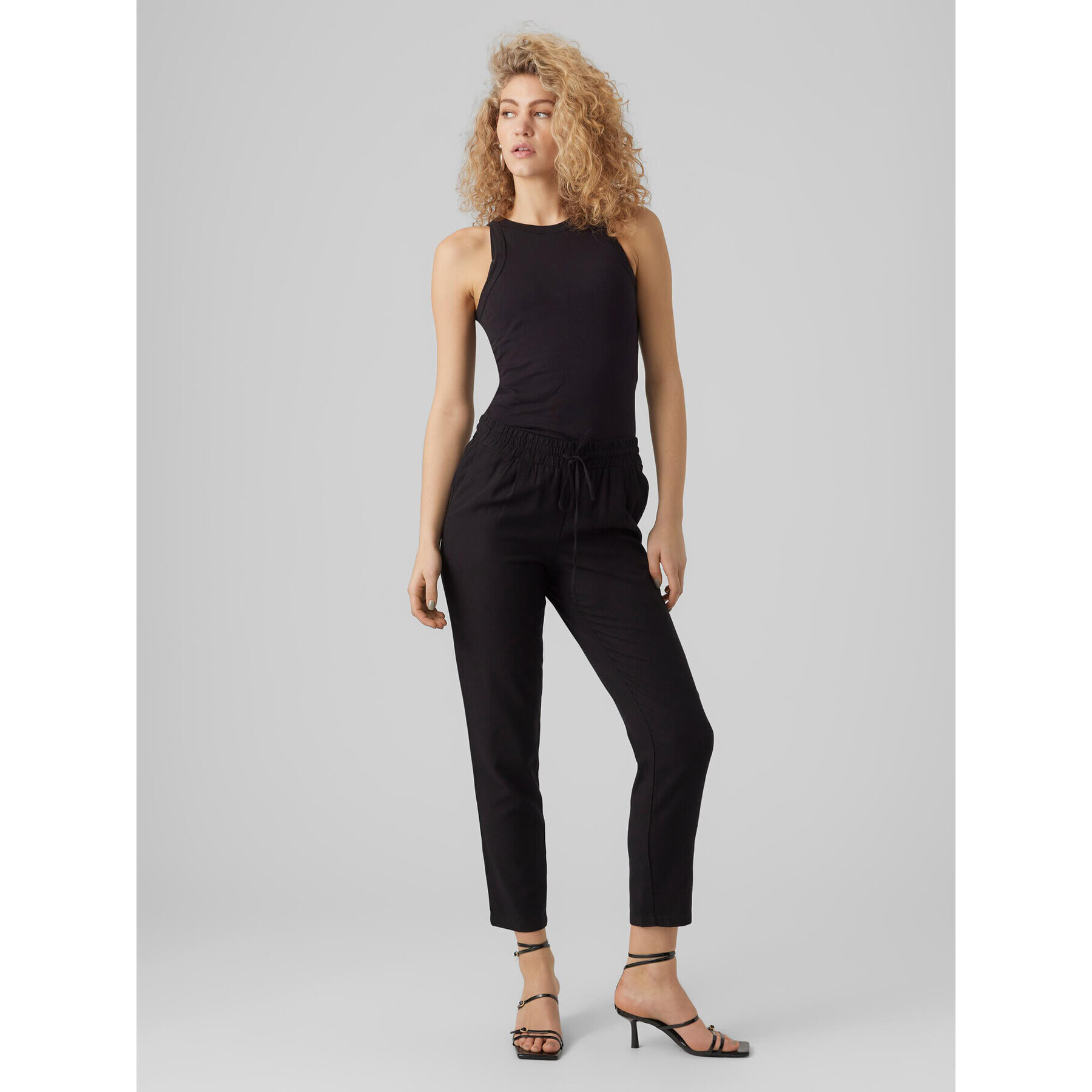 Vero Moda Текстилни панталони Jesmilo 10279691 Черен Regular Fit - Pepit.bg