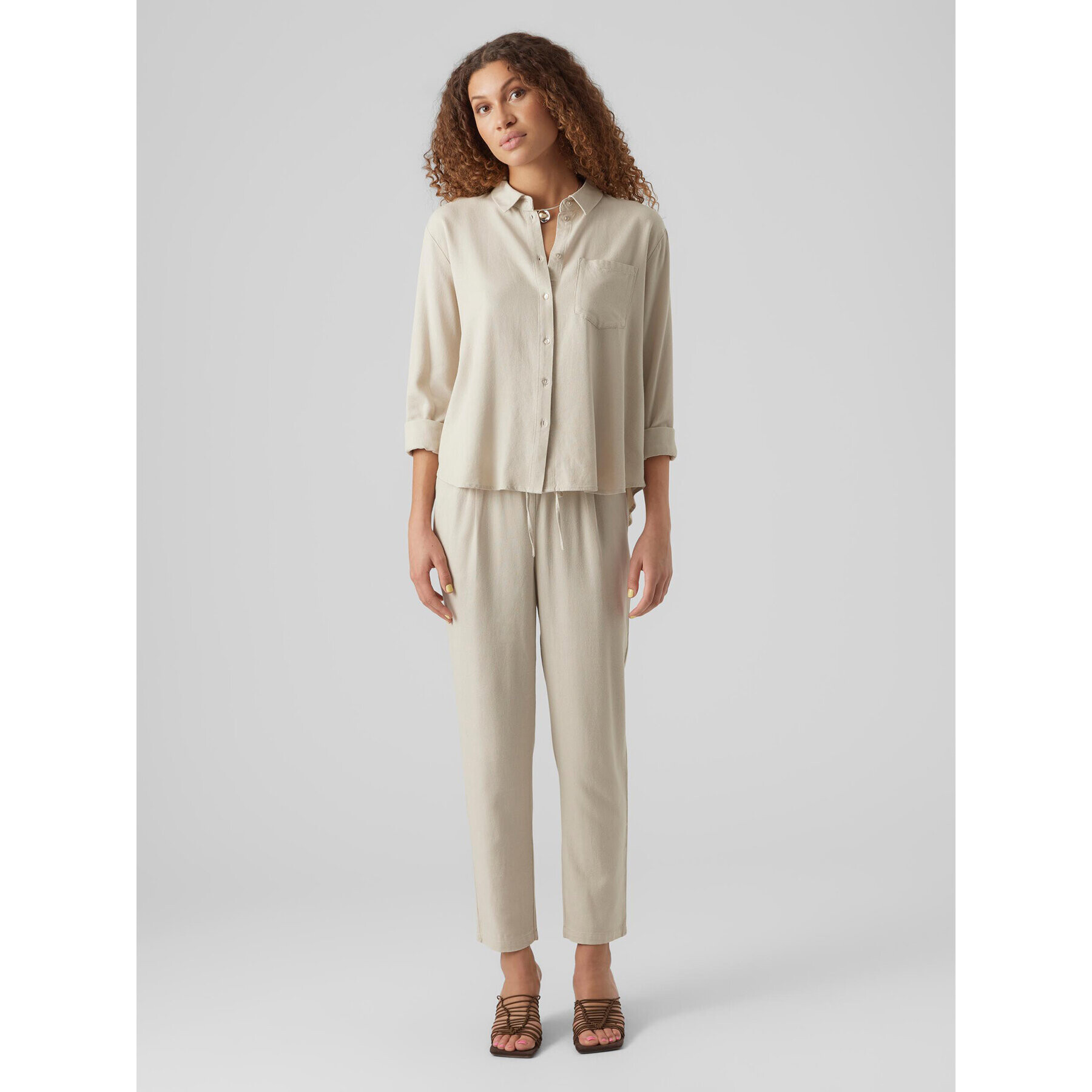 Vero Moda Текстилни панталони Jesmilo 10279691 Сив Regular Fit - Pepit.bg