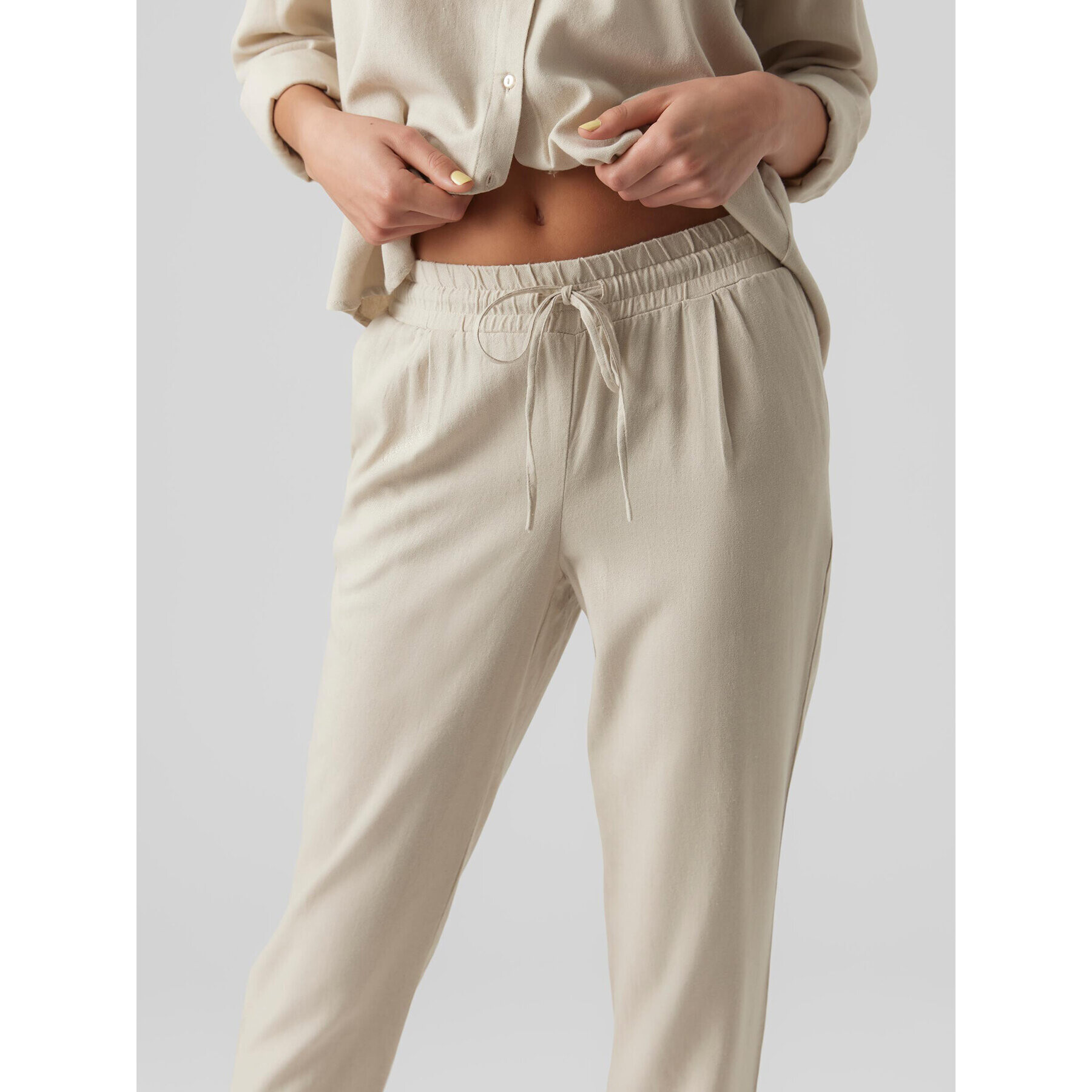 Vero Moda Текстилни панталони Jesmilo 10279691 Сив Regular Fit - Pepit.bg