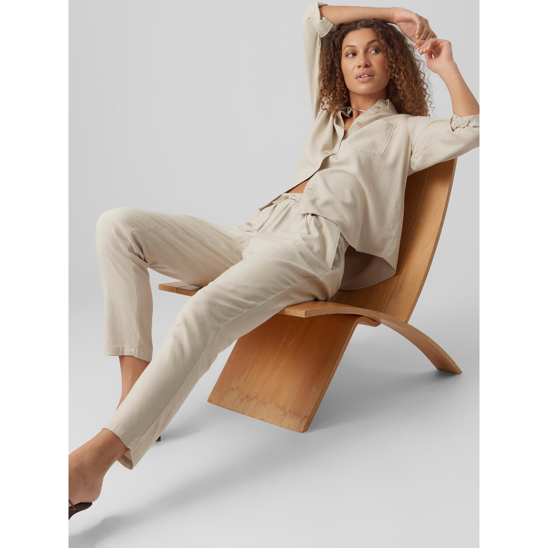 Vero Moda Текстилни панталони Jesmilo 10279691 Сив Regular Fit - Pepit.bg