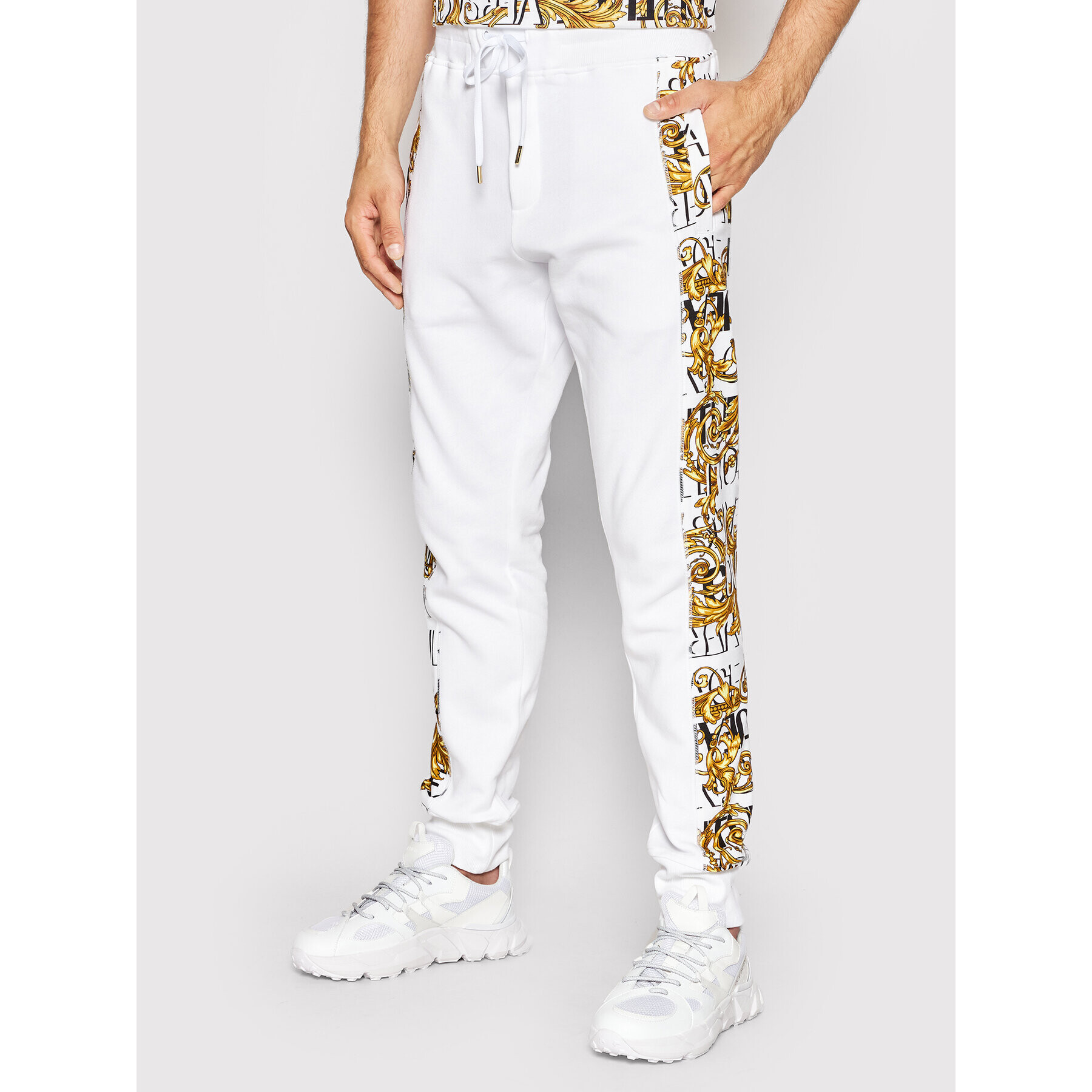 Versace Jeans Couture Долнище анцуг Logo Baroque 73GAA3C0 Бял Regular Fit - Pepit.bg