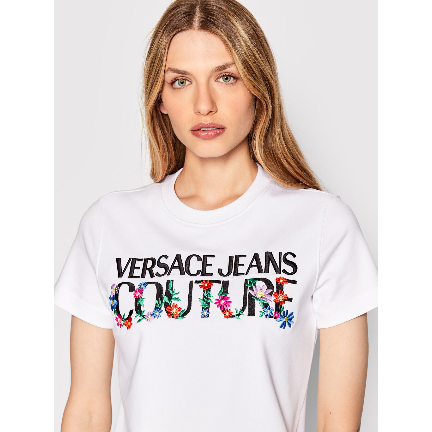 Versace Jeans Couture Ежедневна рокля Logo Flower 72HAOT11 Бял Regular Fit - Pepit.bg