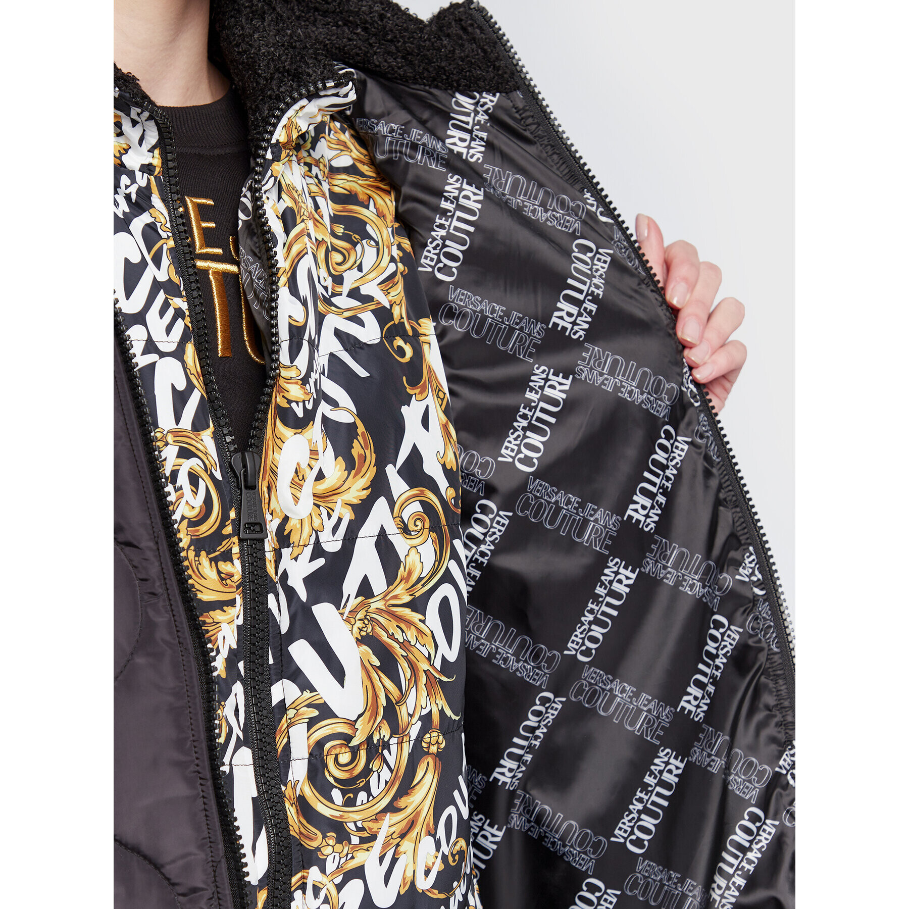 Versace Jeans Couture Пухено яке Printed Logo 73HAT411 Черен Relaxed Fit - Pepit.bg