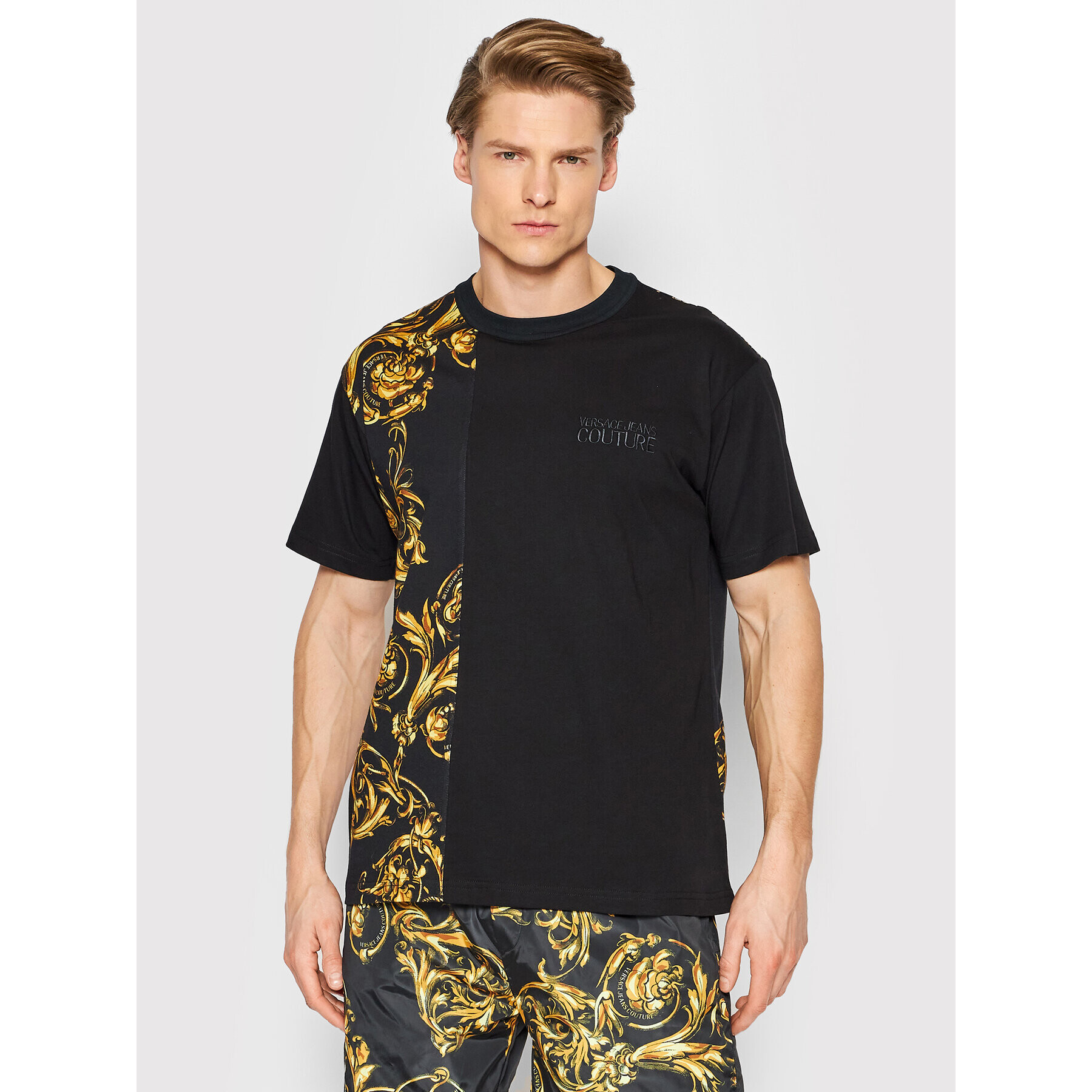 Versace Jeans Couture Тишърт Garland 72GAH6R9 Черен Regular Fit - Pepit.bg