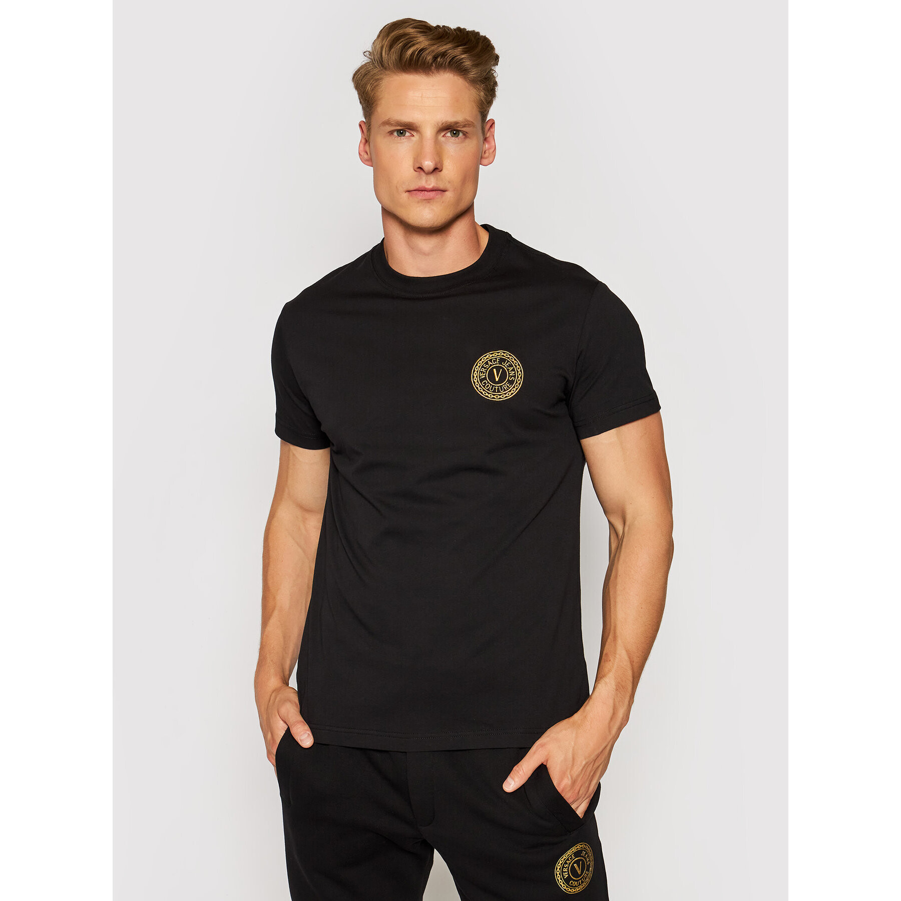 Versace Jeans Couture Тишърт Vemblem S Embro 71GAHT10 Черен Regular Fit - Pepit.bg