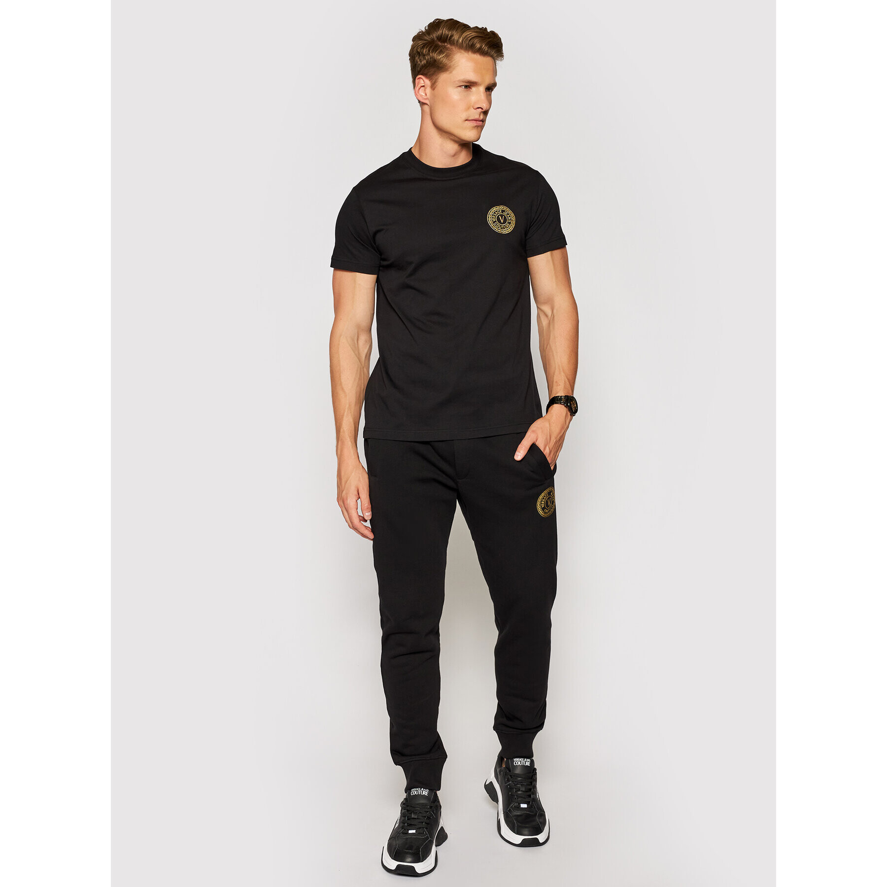 Versace Jeans Couture Тишърт Vemblem S Embro 71GAHT10 Черен Regular Fit - Pepit.bg