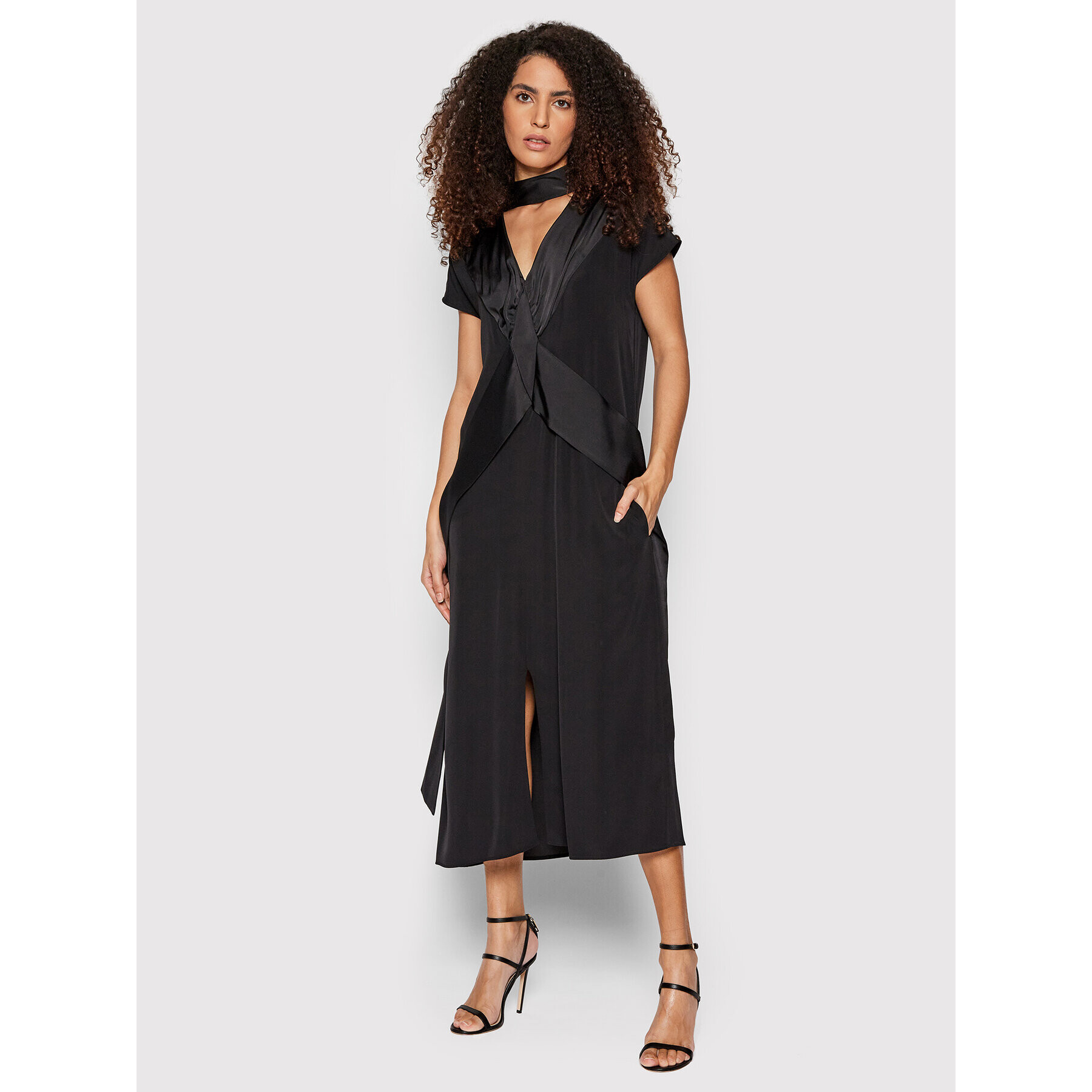 Victoria Victoria Beckham Коктейлна рокля Satin Crepe 2320WDR001424A Черен Regular Fit - Pepit.bg