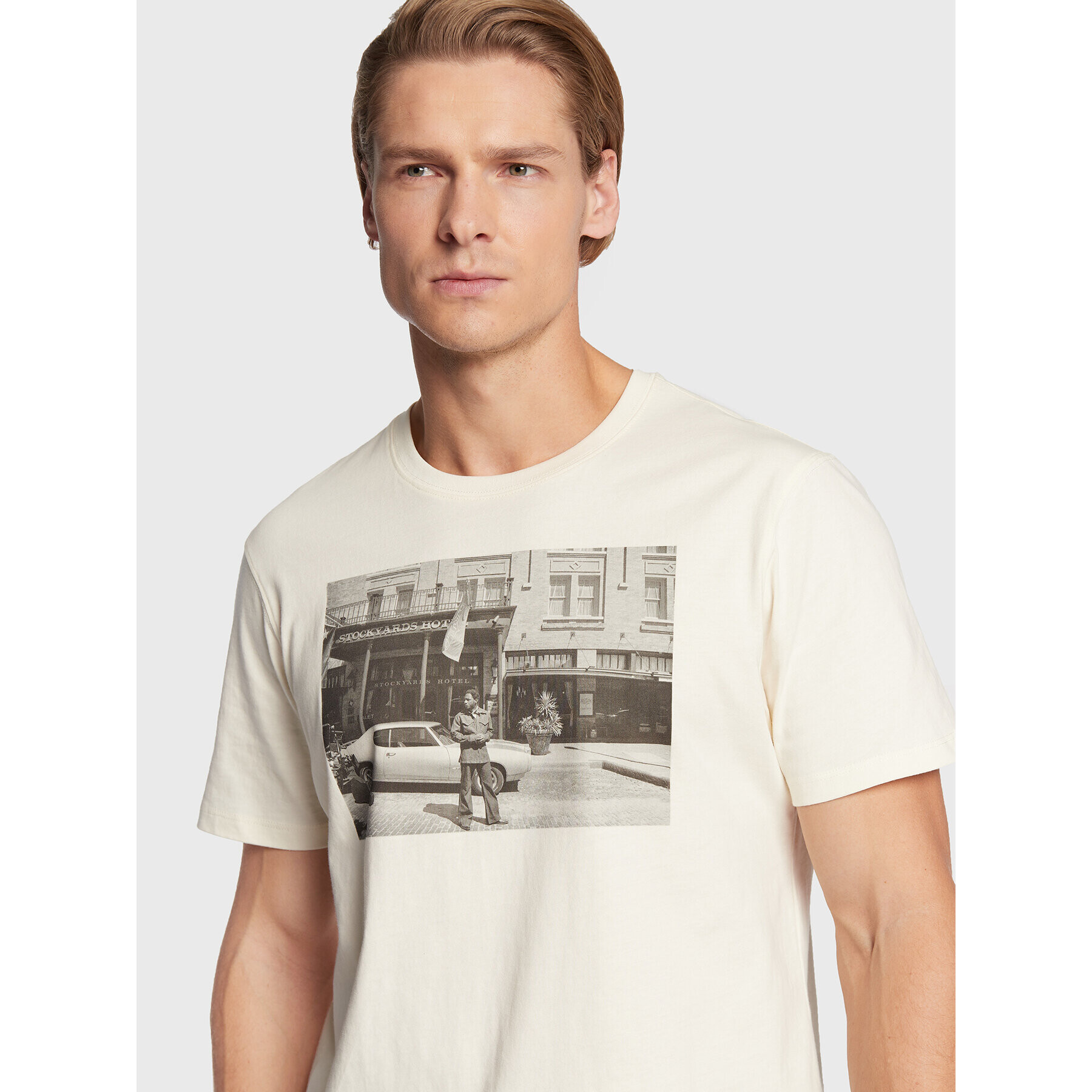 Wrangler Тишърт LEON BRIDGES W7ACEEC11 112328263 Екрю Regular Fit - Pepit.bg