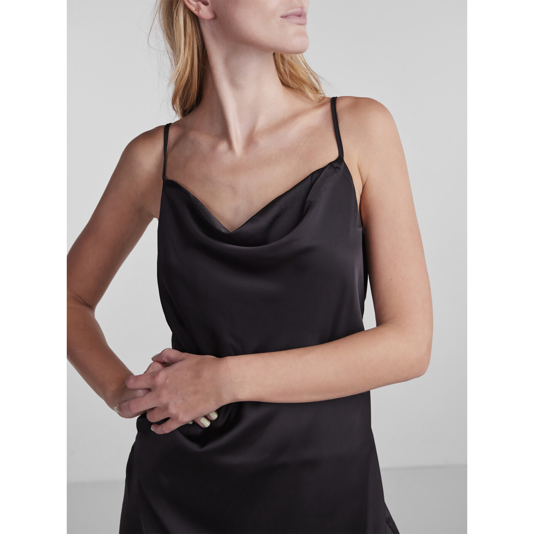 YAS Коктейлна рокля Dotteadrape 26028266 Черен Slim Fit - Pepit.bg