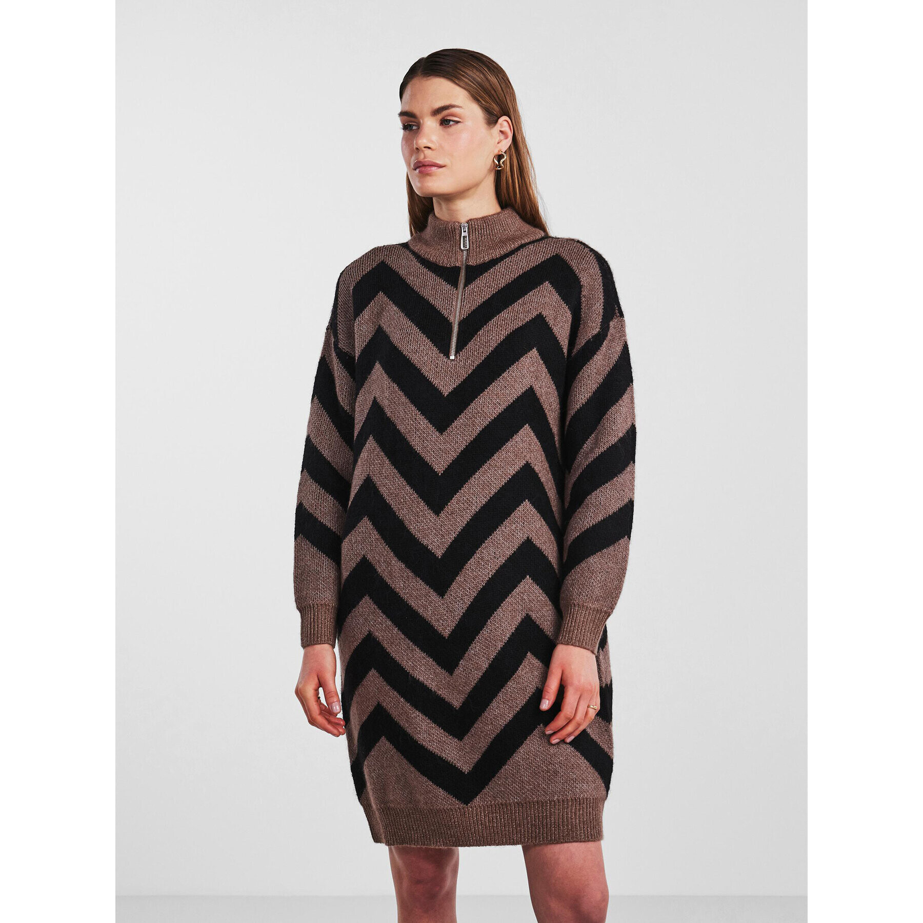YAS Плетена рокля 26030801 Кафяв Regular Fit - Pepit.bg
