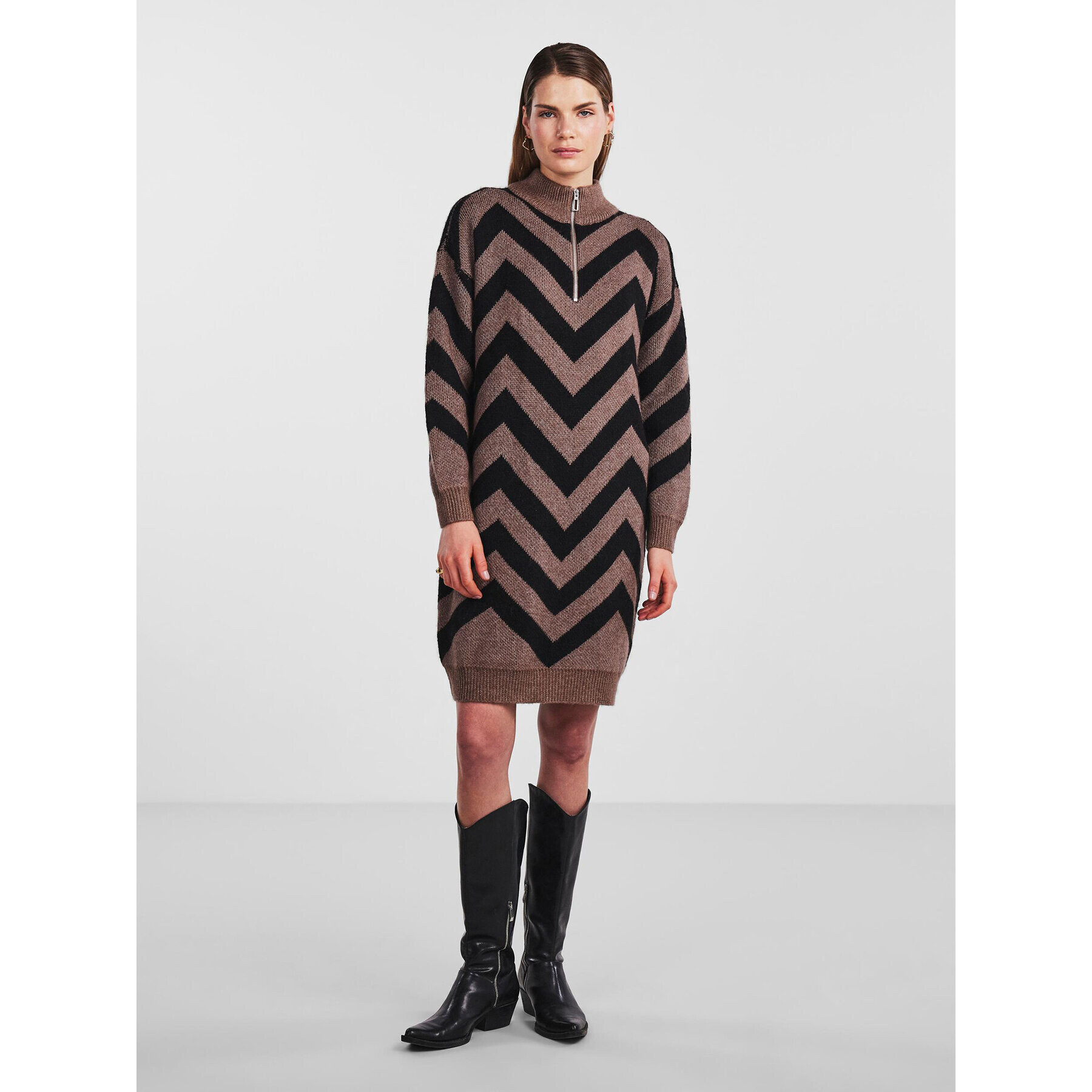 YAS Плетена рокля 26030801 Кафяв Regular Fit - Pepit.bg