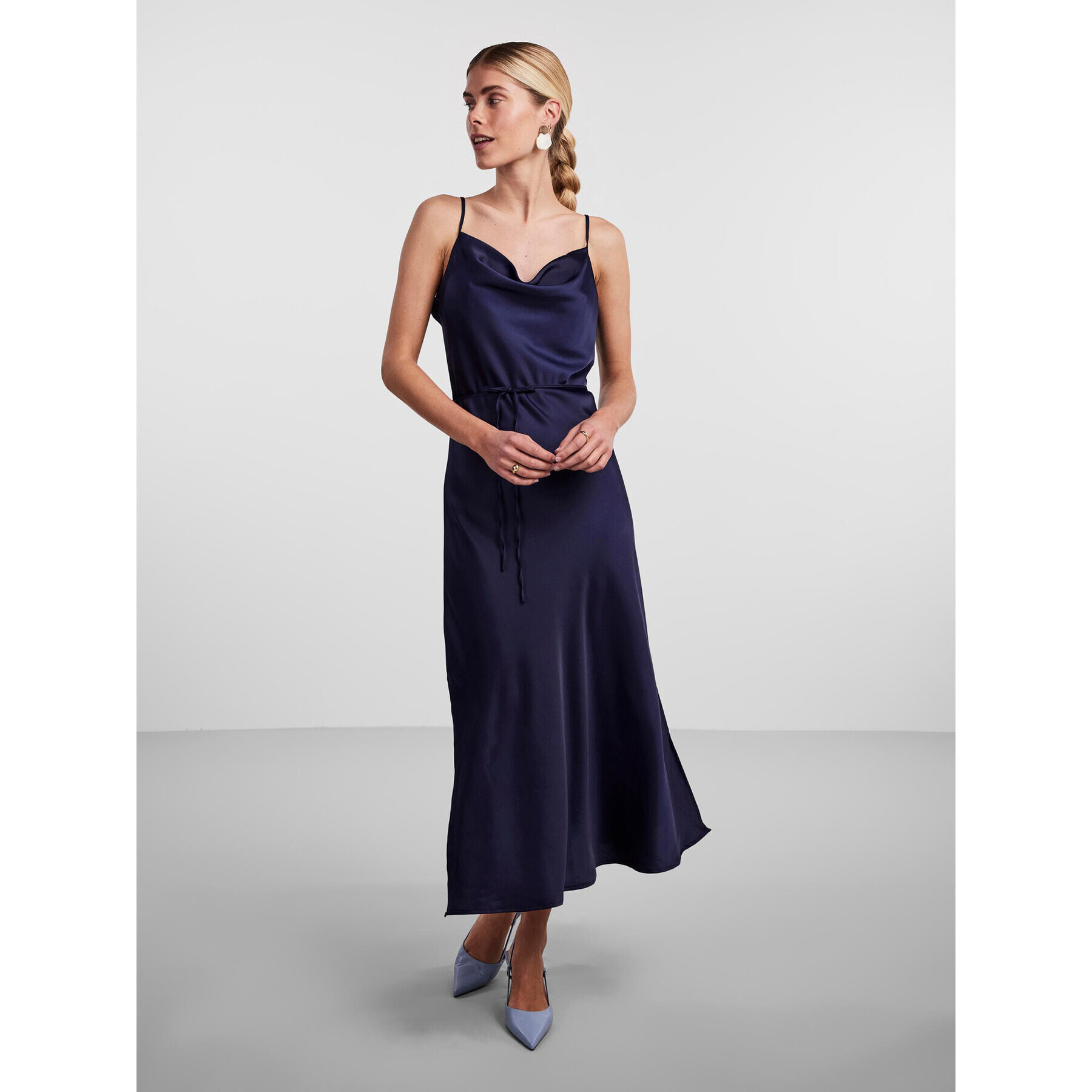YAS Коктейлна рокля Thea 26028891 Син Standard Fit - Pepit.bg