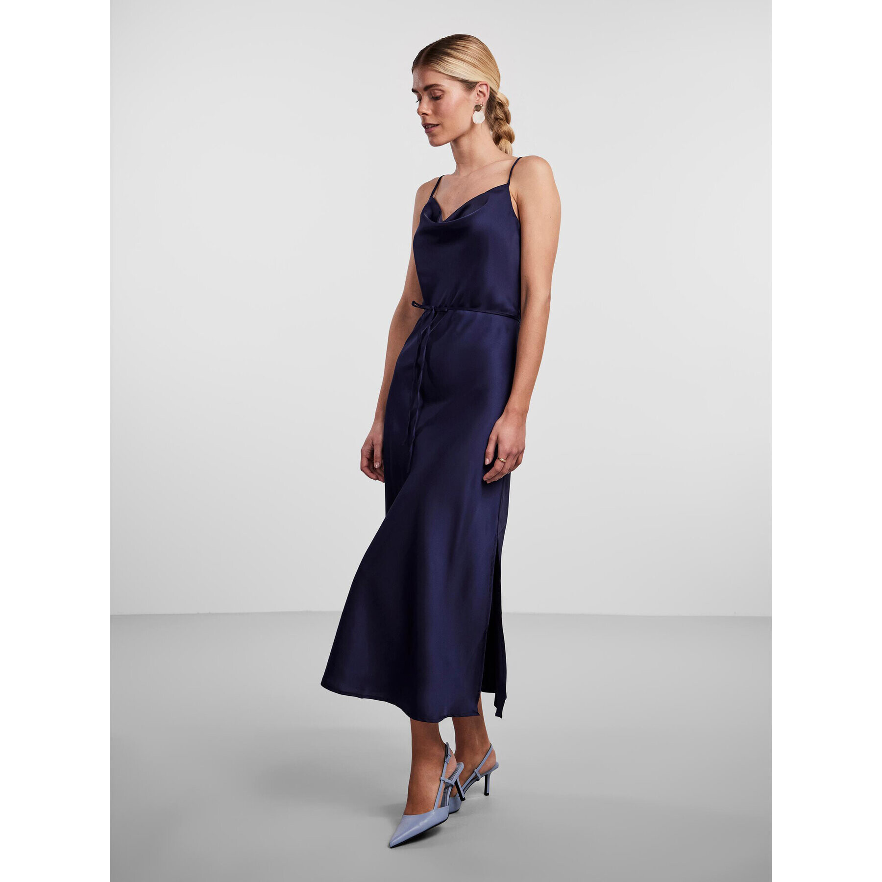 YAS Коктейлна рокля Thea 26028891 Син Standard Fit - Pepit.bg
