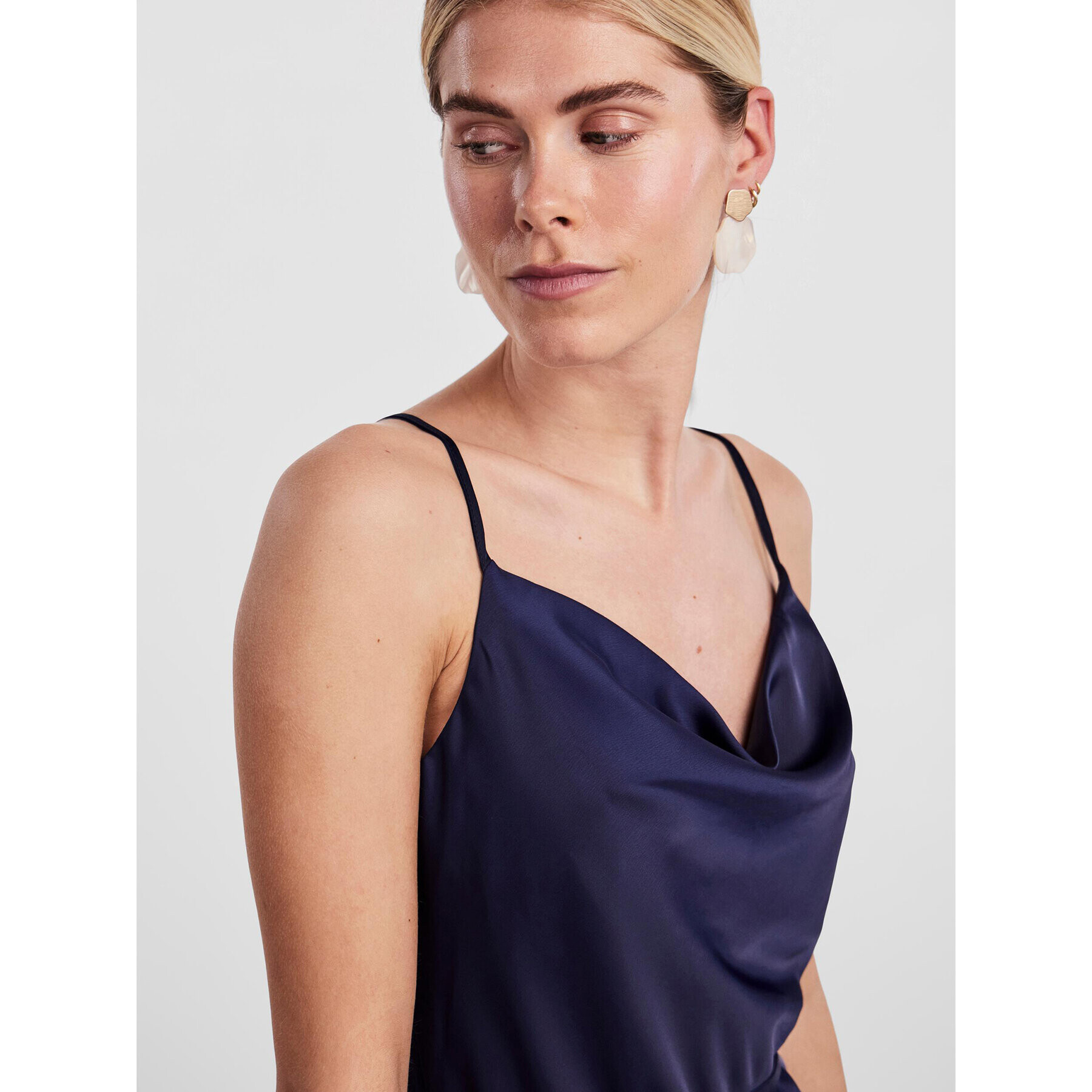YAS Коктейлна рокля Thea 26028891 Син Standard Fit - Pepit.bg