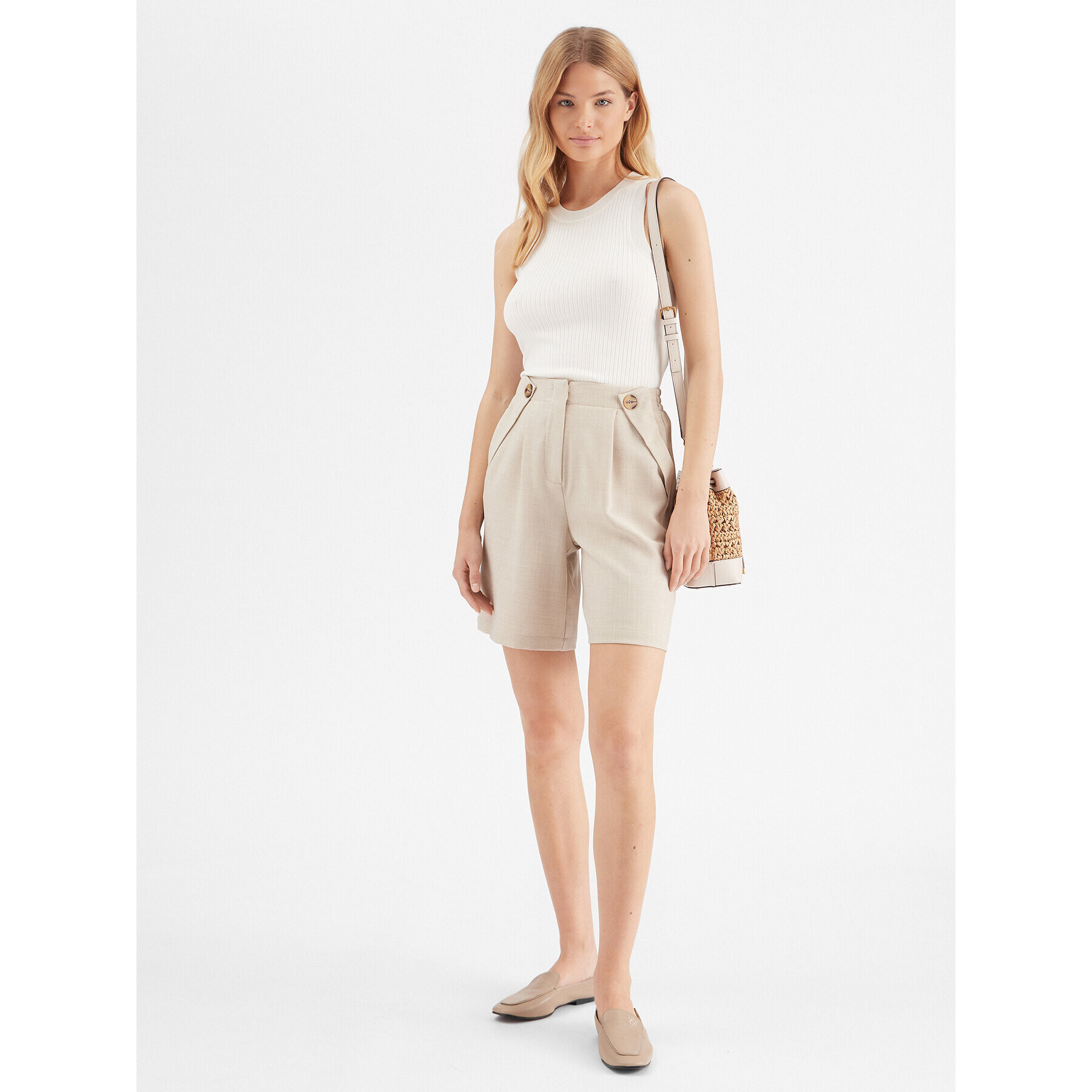 YAS Шорти от плат 26029967 Кафяв Loose Fit - Pepit.bg